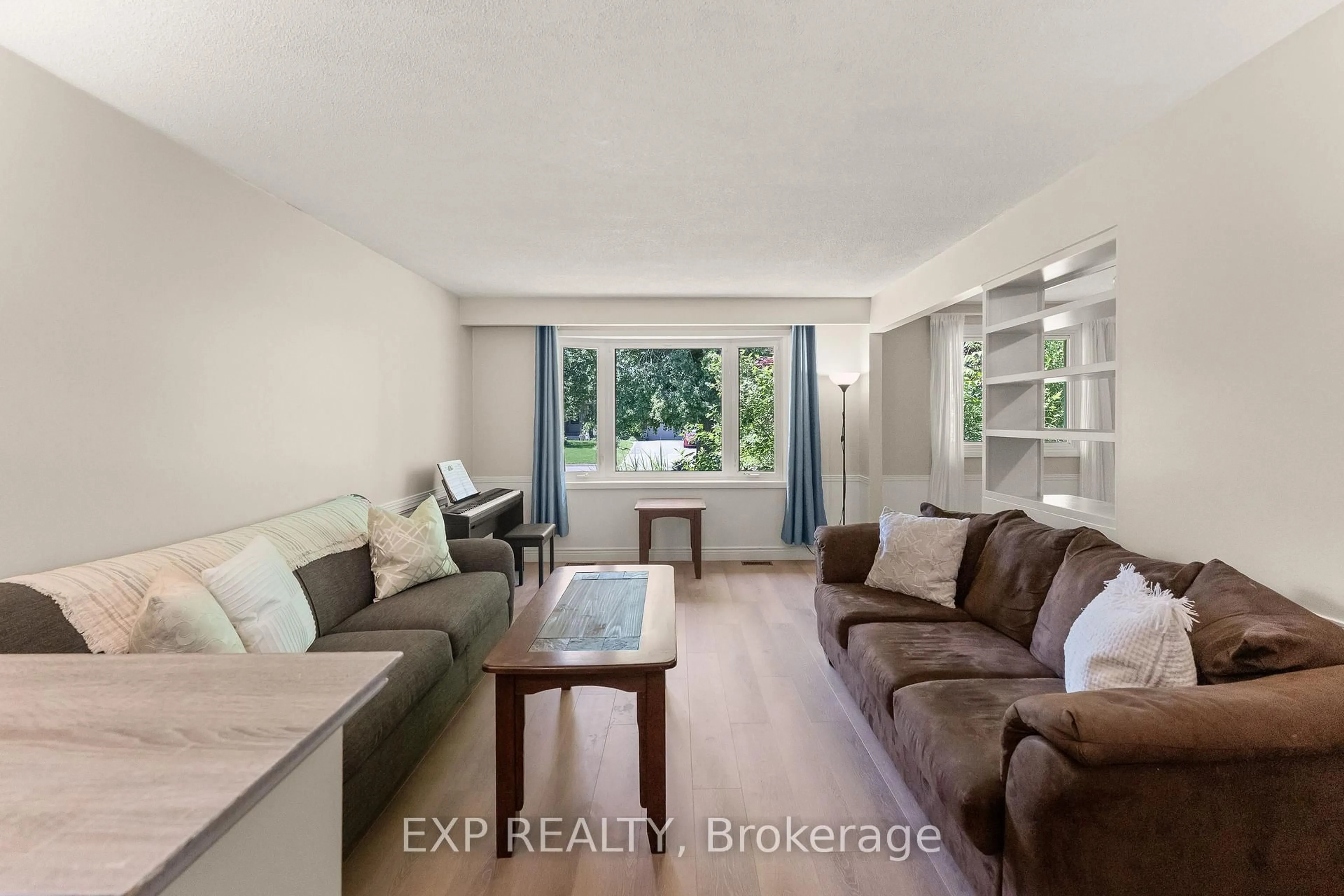 Living room with furniture, unknown for 11 Abraham Dr, St. Catharines Ontario L2M 6K7