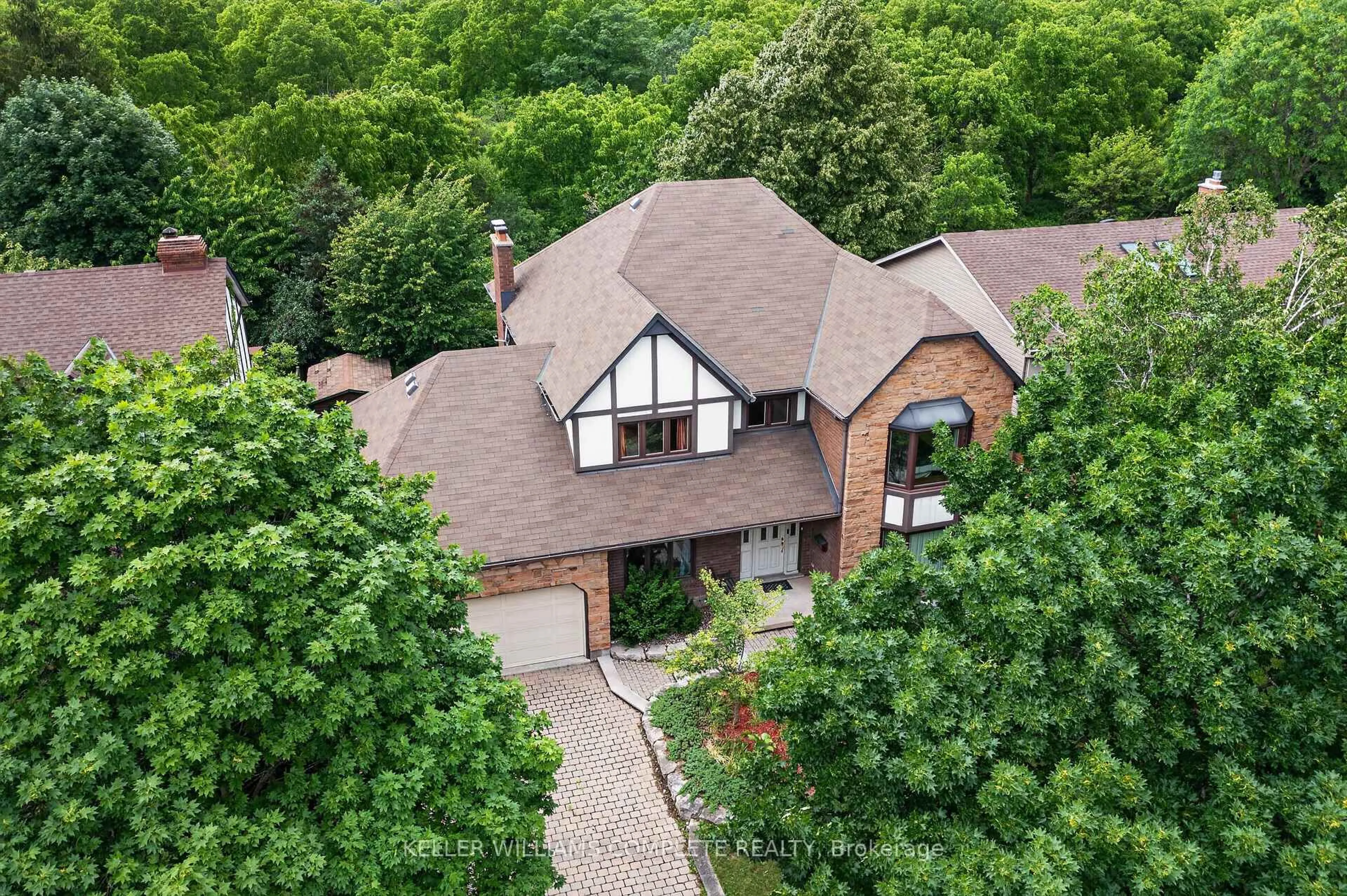 A pic from outside/outdoor area/front of a property/back of a property/a pic from drone, street for 20 Tamwood Crt, Hamilton Ontario L8J 2L2
