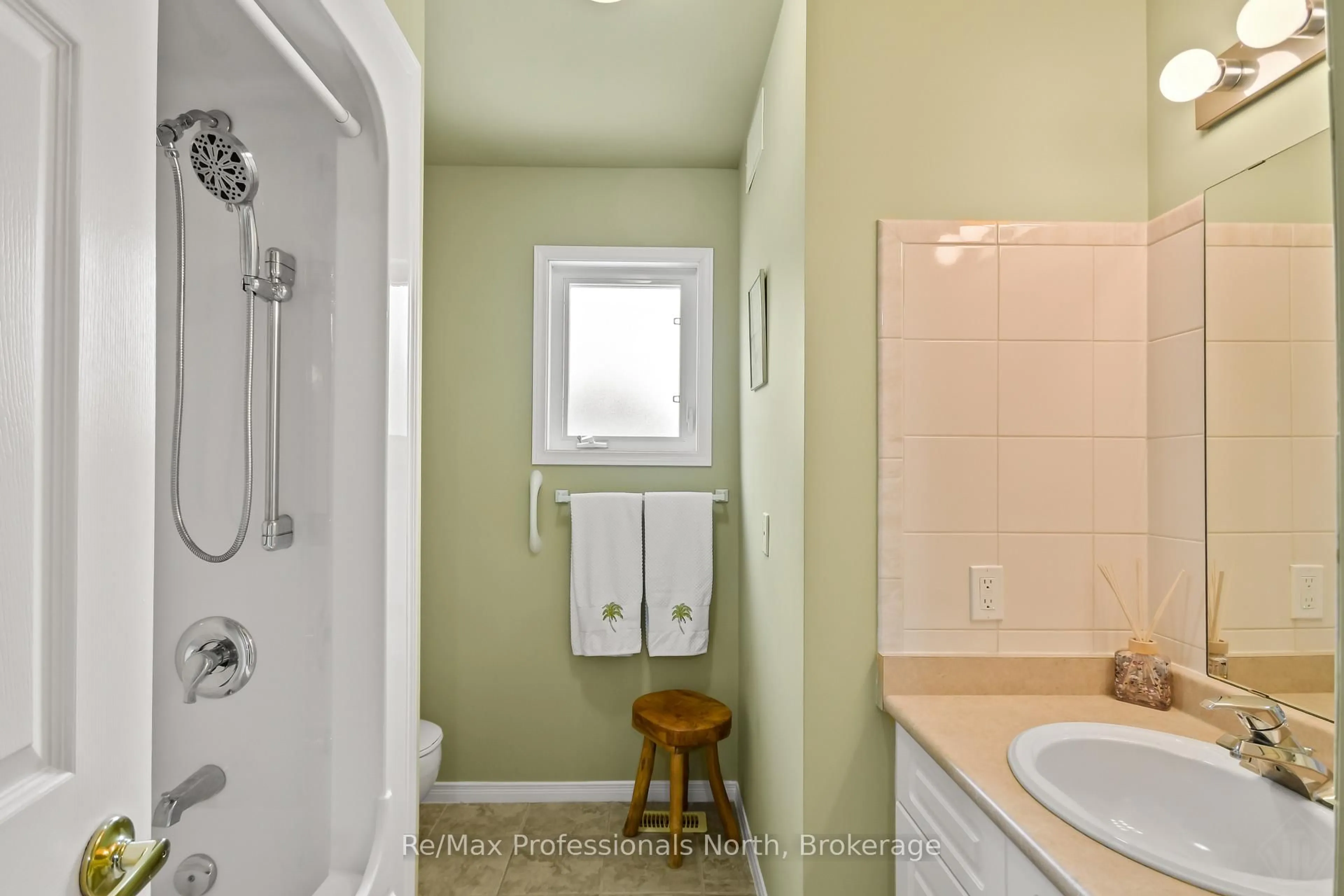 Standard bathroom, ceramic/tile floor for 102 PINERIDGE Gate, Gravenhurst Ontario P1P 1Z2