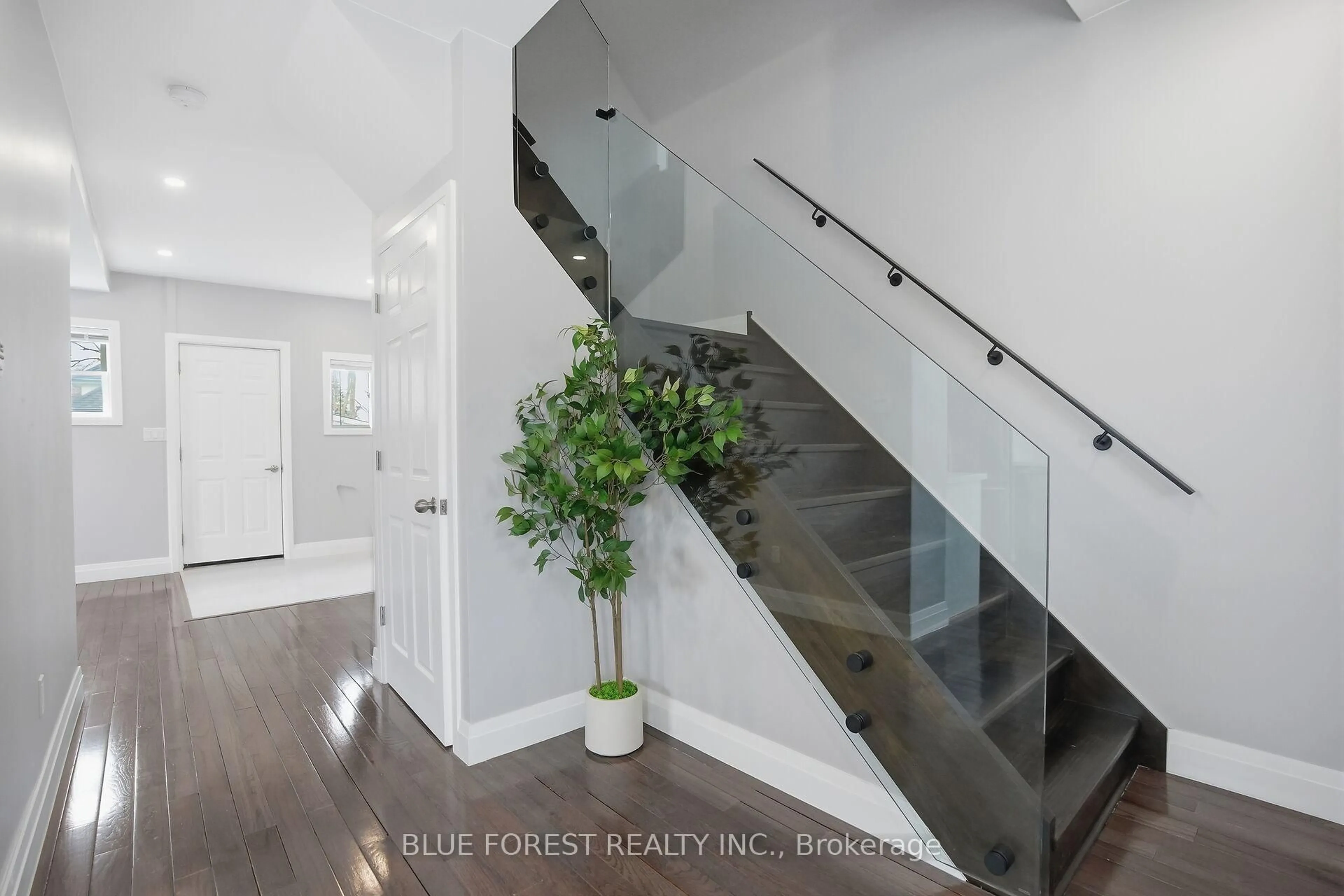 Indoor entryway for 178 Thompson Rd, London South Ontario N5Z 2Y8