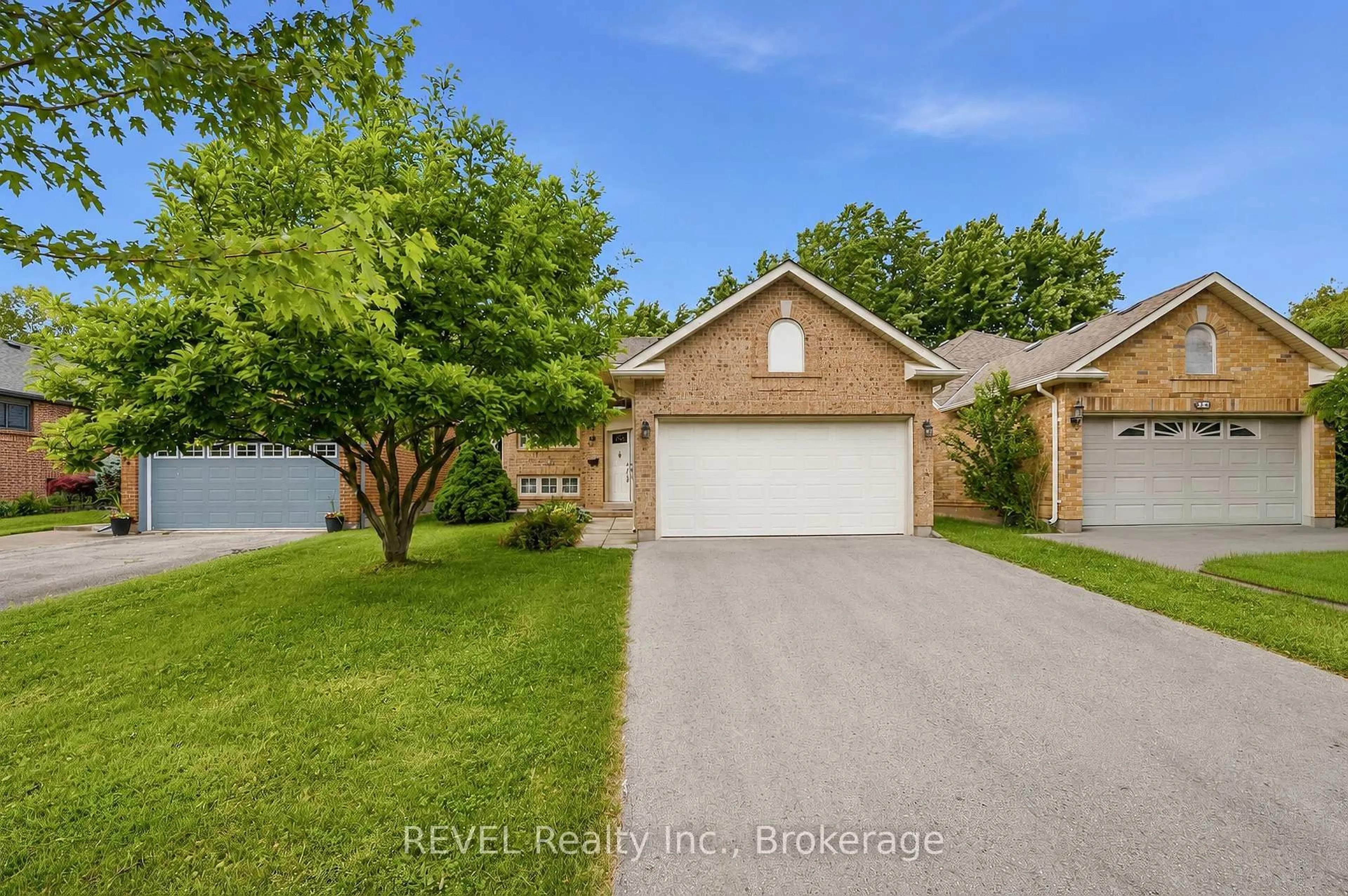 A pic from outside/outdoor area/front of a property/back of a property/a pic from drone, street for 86 Madison Crt, Welland Ontario L3C 7G1