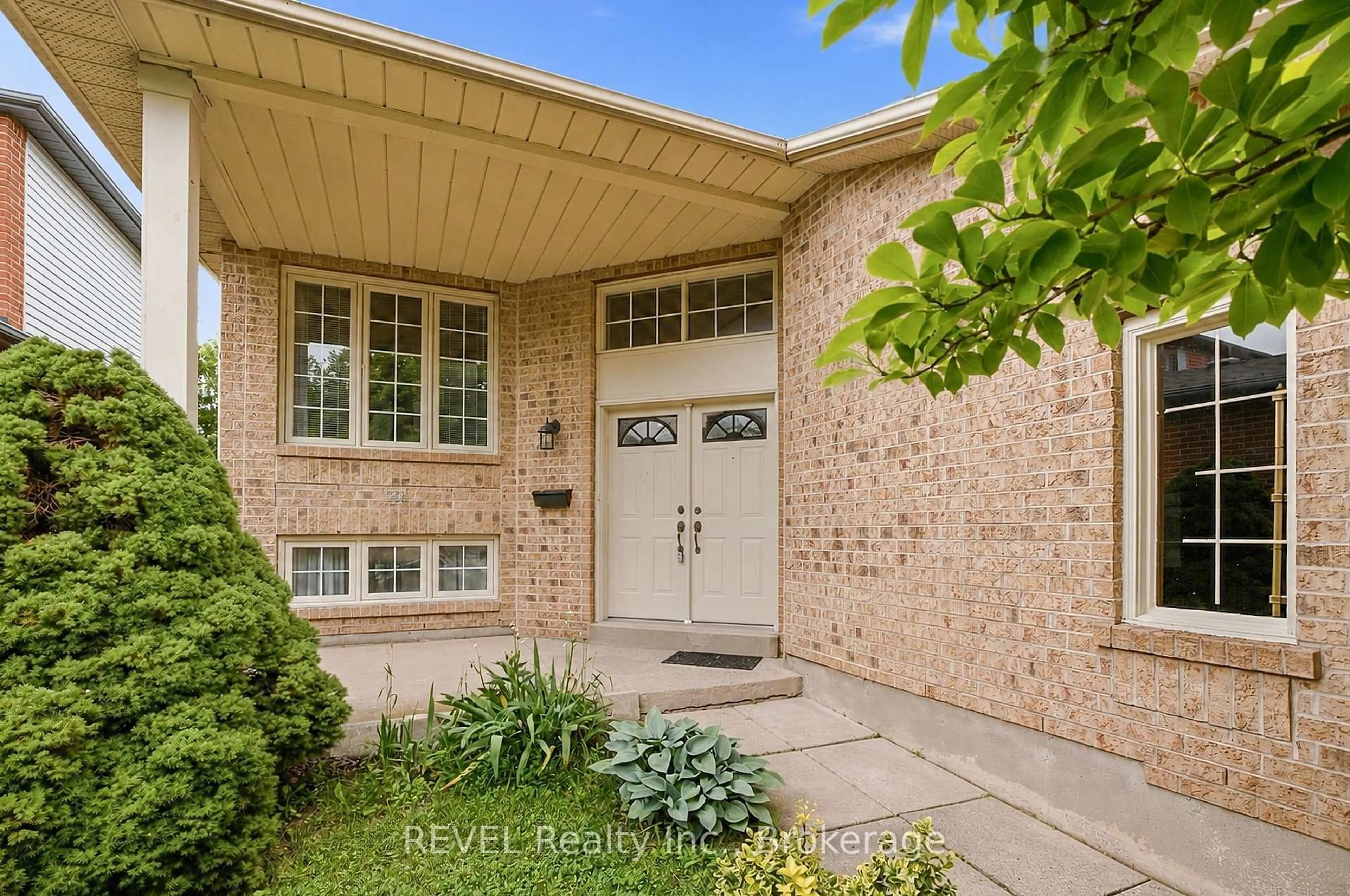 Home with brick exterior material, street for 86 Madison Crt, Welland Ontario L3C 7G1
