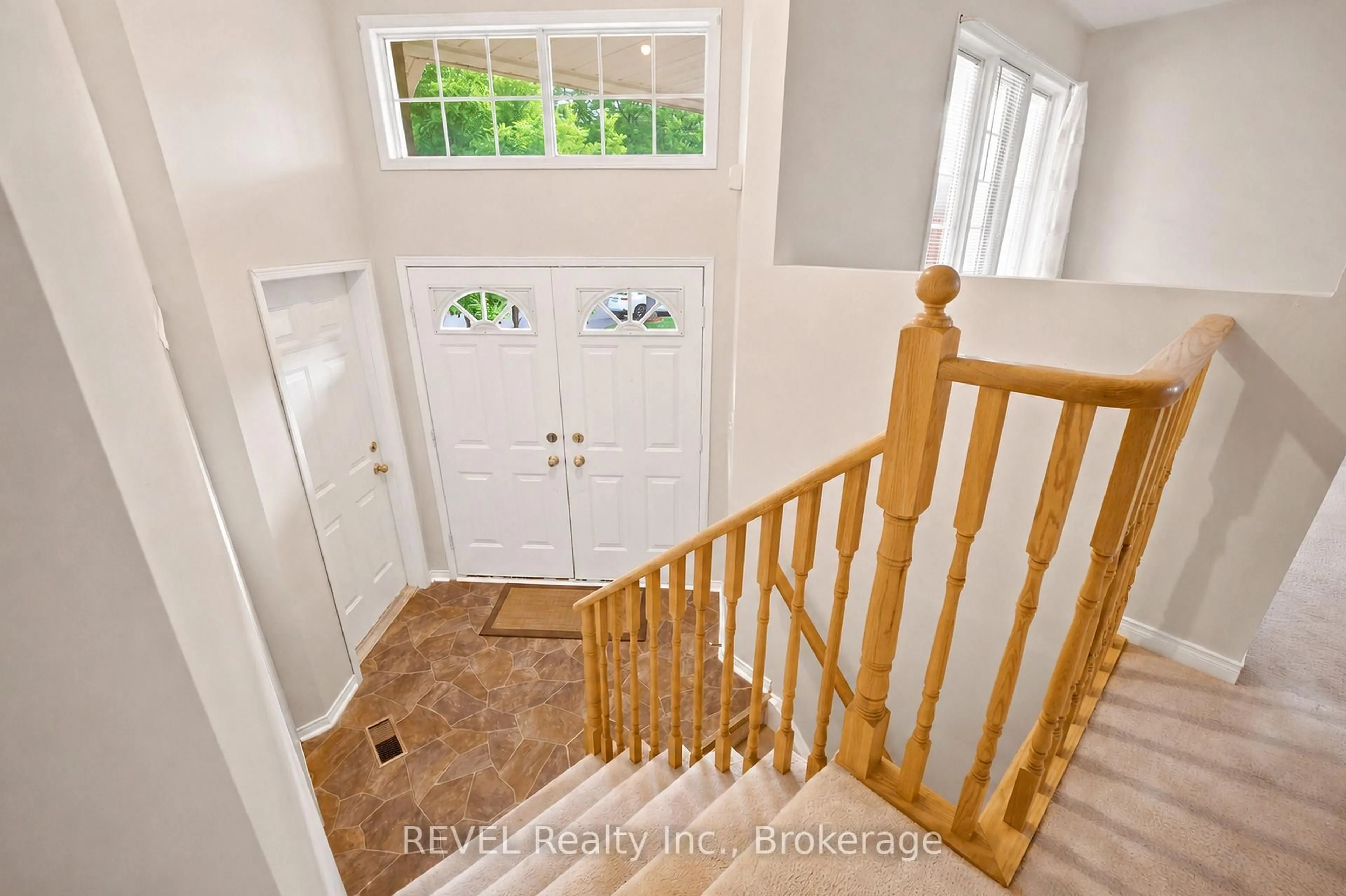Indoor entryway for 86 Madison Crt, Welland Ontario L3C 7G1