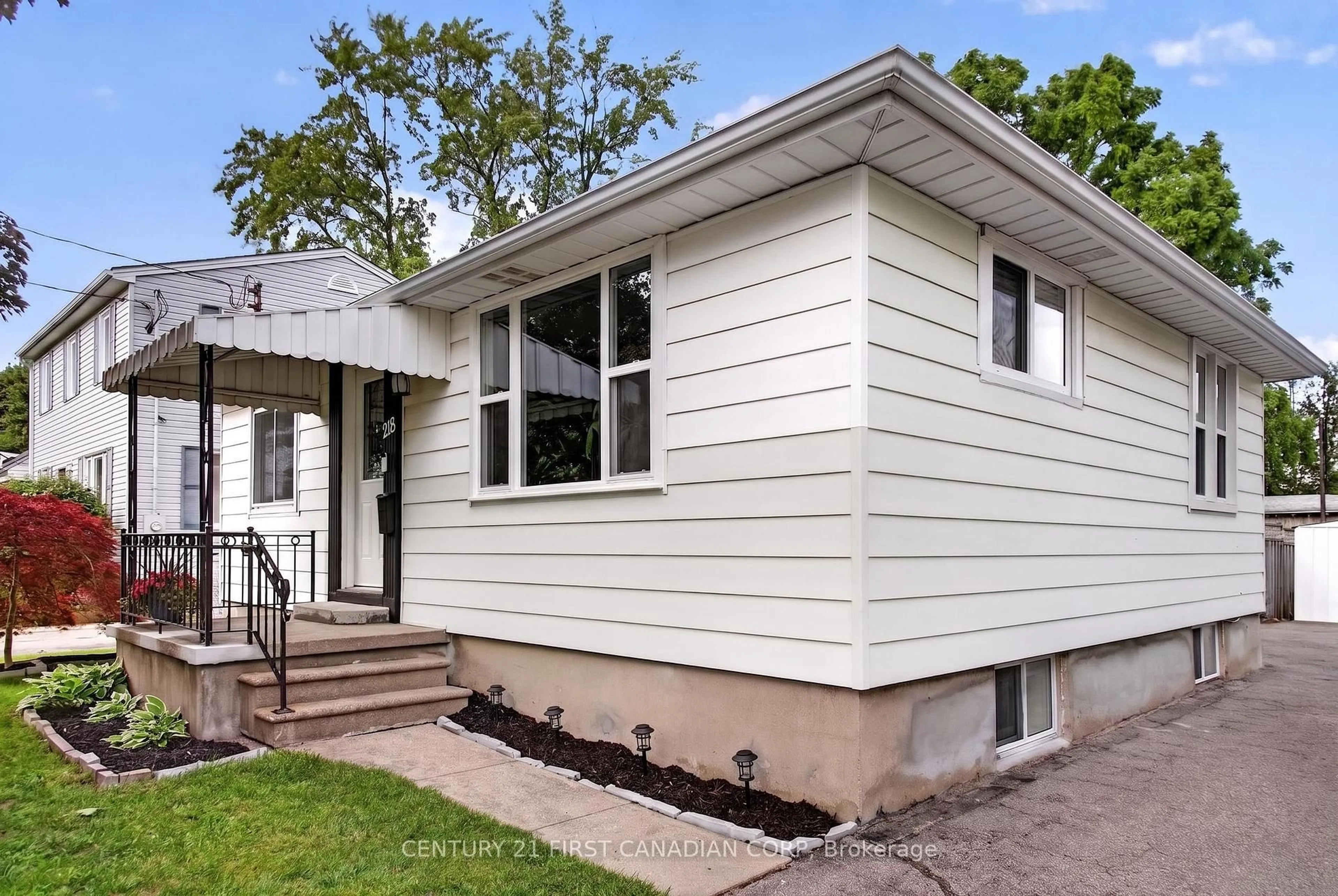 Home with vinyl exterior material, street for 218 Vancouver St, London East Ontario N5W 4R8