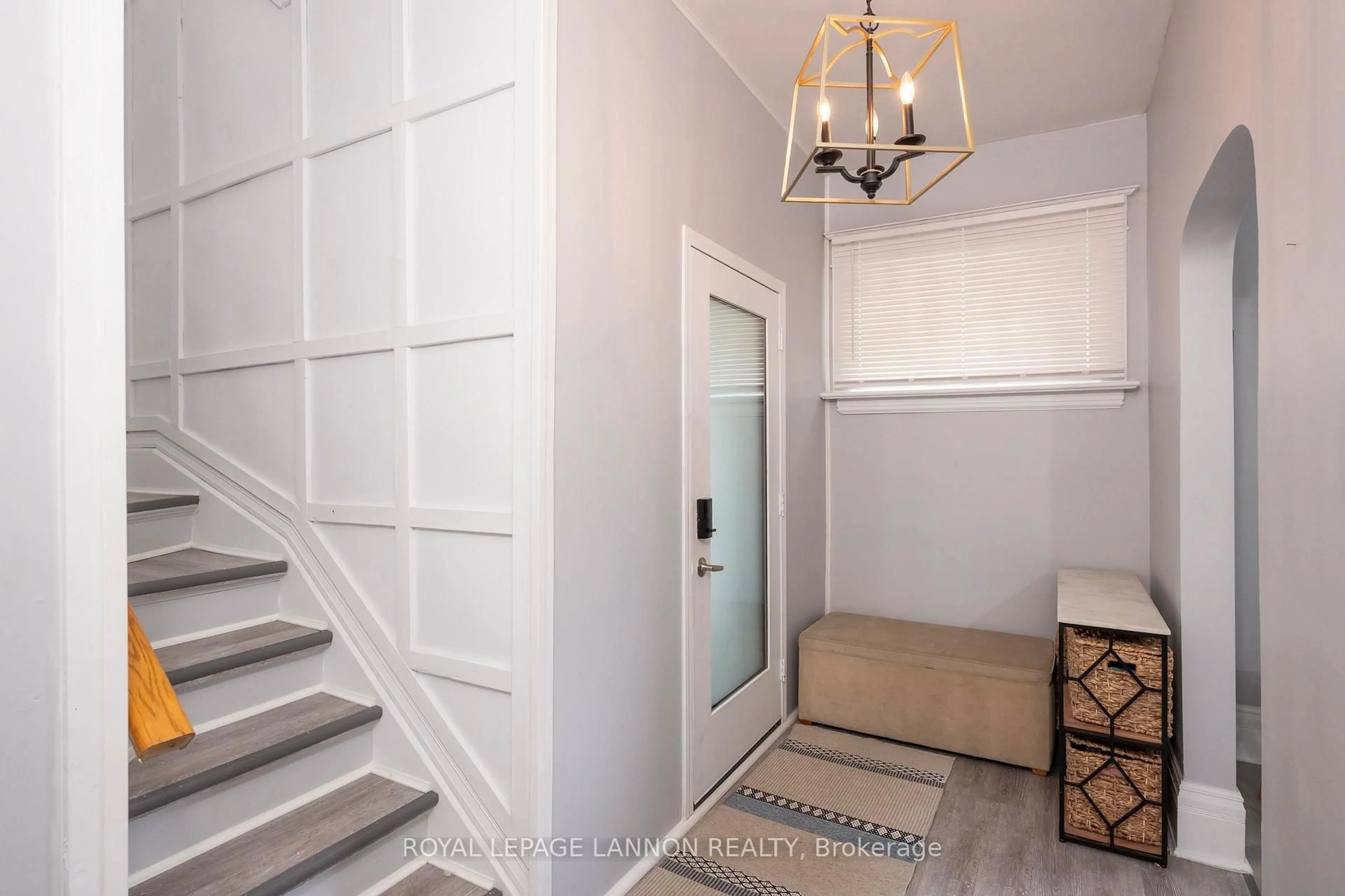 Indoor foyer for 435 Bernard St, Thunder Bay Ontario P7C 4H6