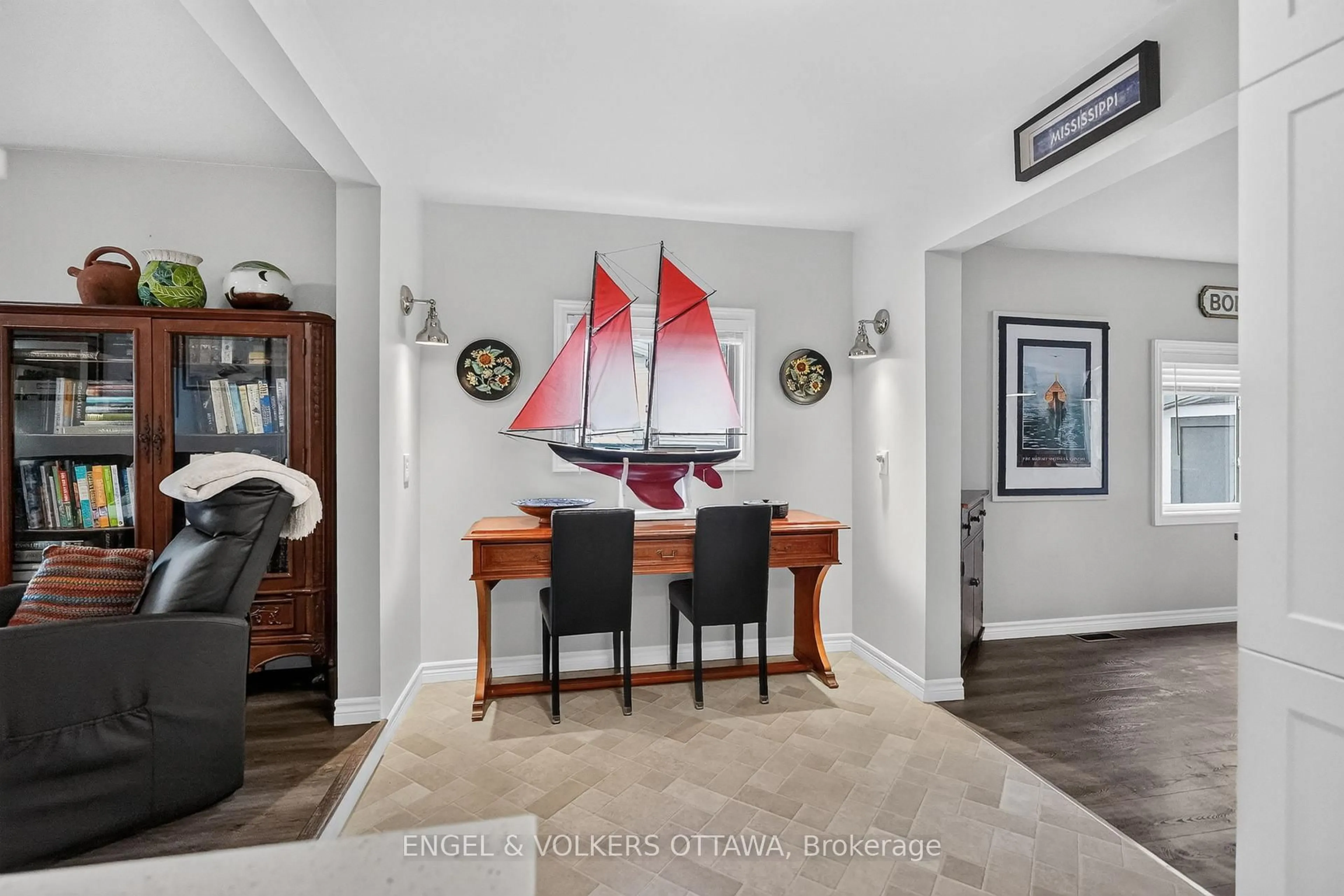 Indoor foyer for 131 Bay St, Carleton Place Ontario K7C 4K9