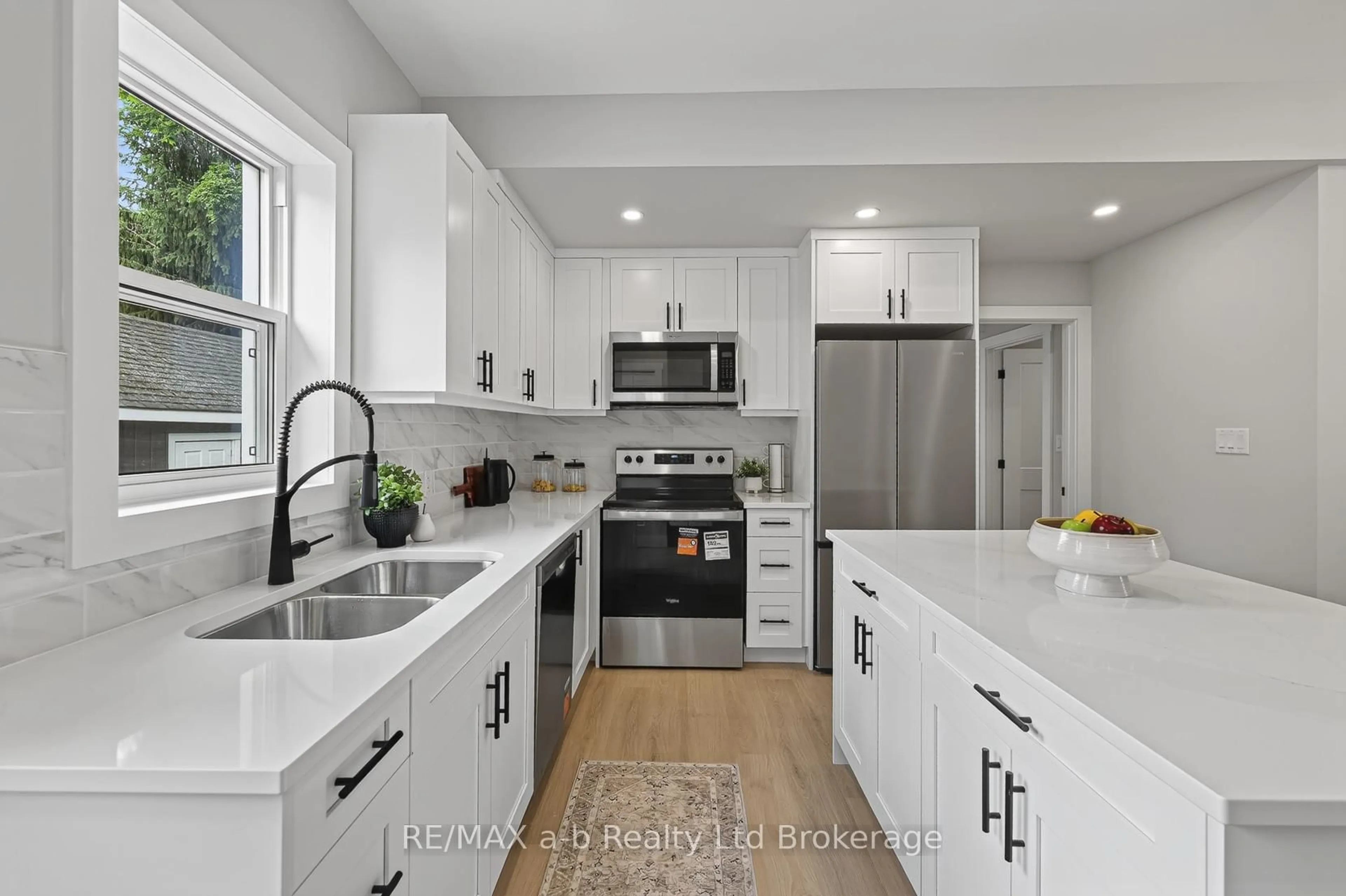 Open concept kitchen, ceramic/tile floor for 91 Winniett St, Woodstock Ontario N4S 5Z6
