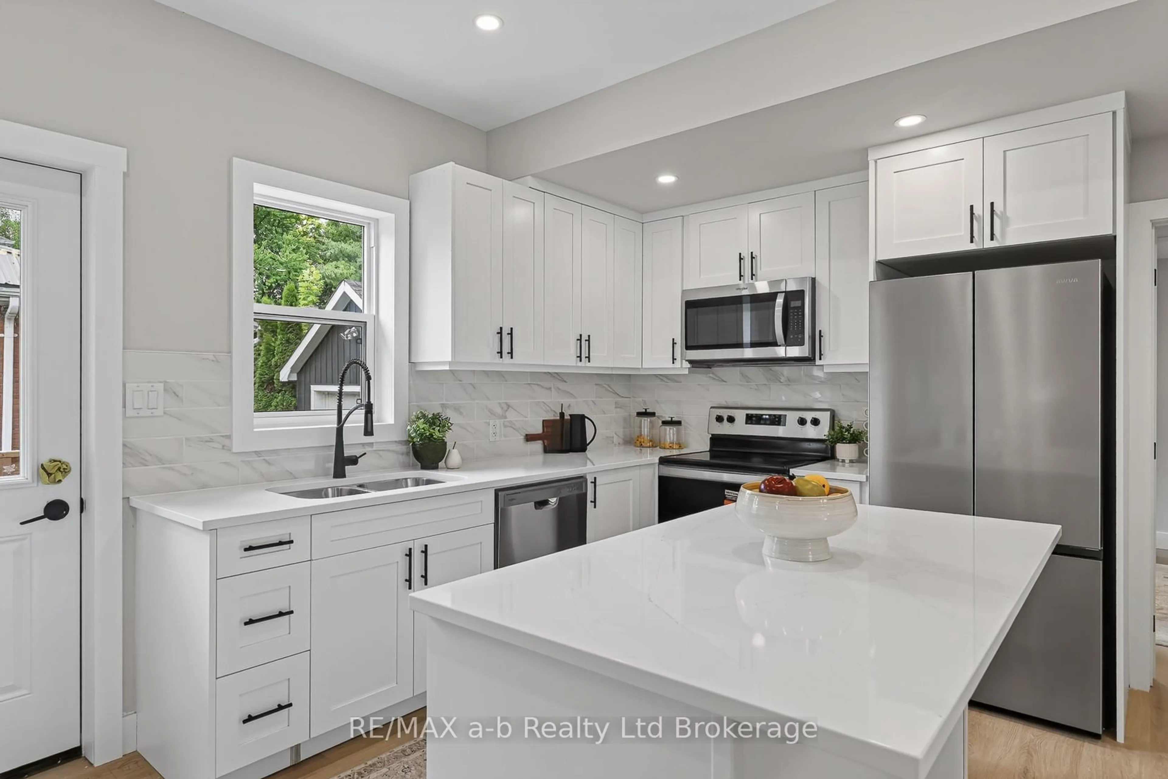 Open concept kitchen, ceramic/tile floor for 91 Winniett St, Woodstock Ontario N4S 5Z6