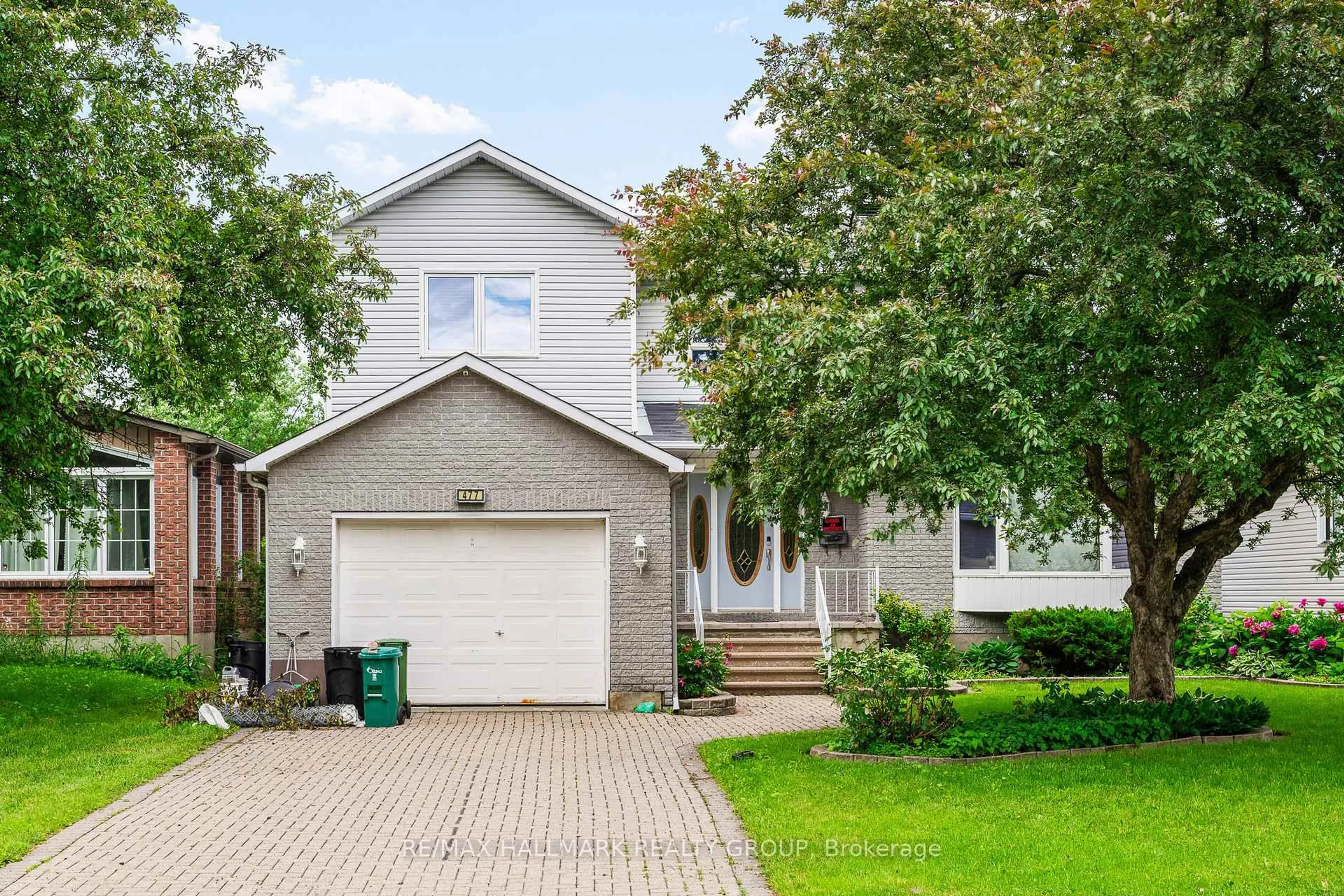 Home with vinyl exterior material, street for 477 DUVERNAY Dr, Ottawa Ontario K1E 2N7