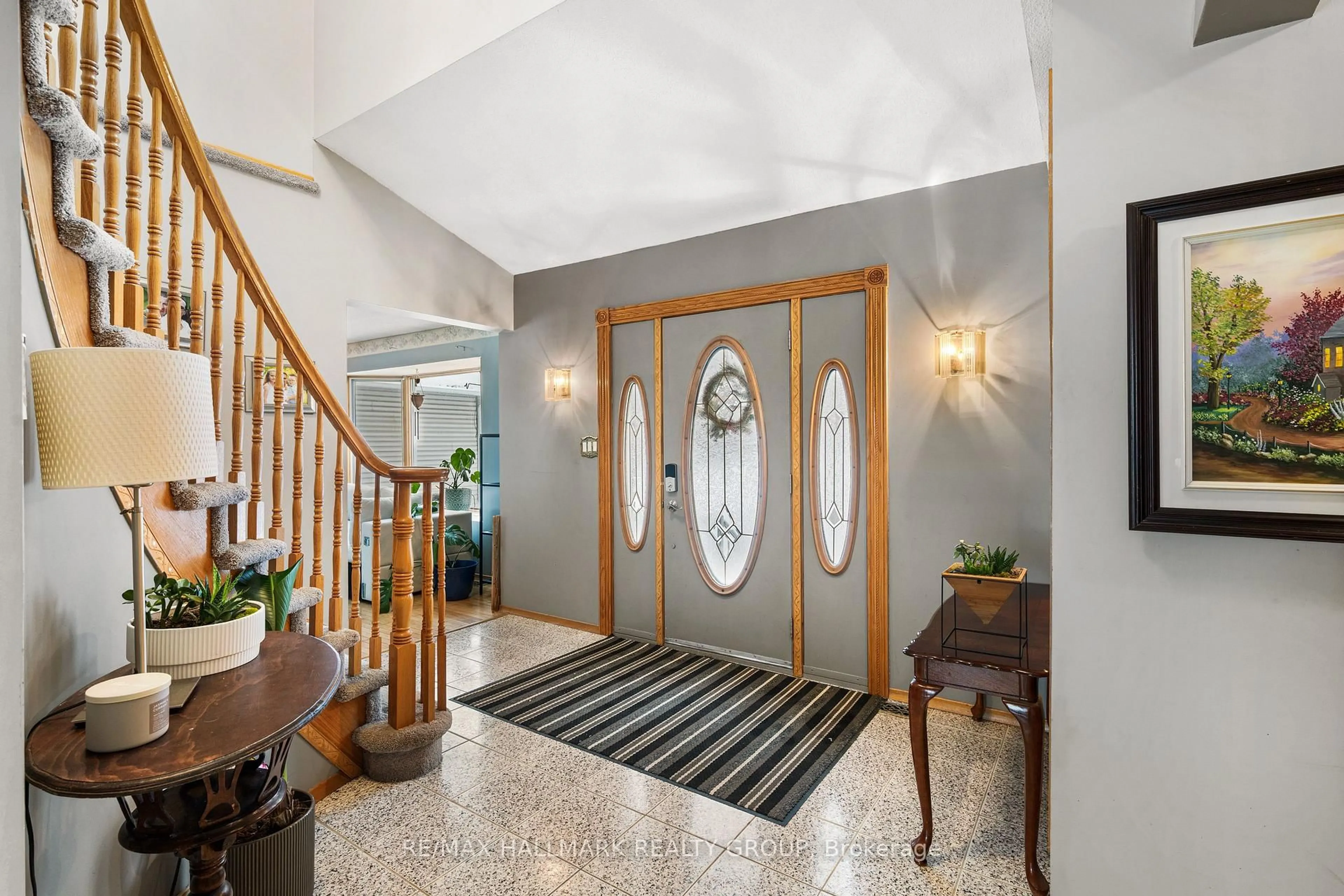 Indoor foyer for 477 DUVERNAY Dr, Ottawa Ontario K1E 2N7