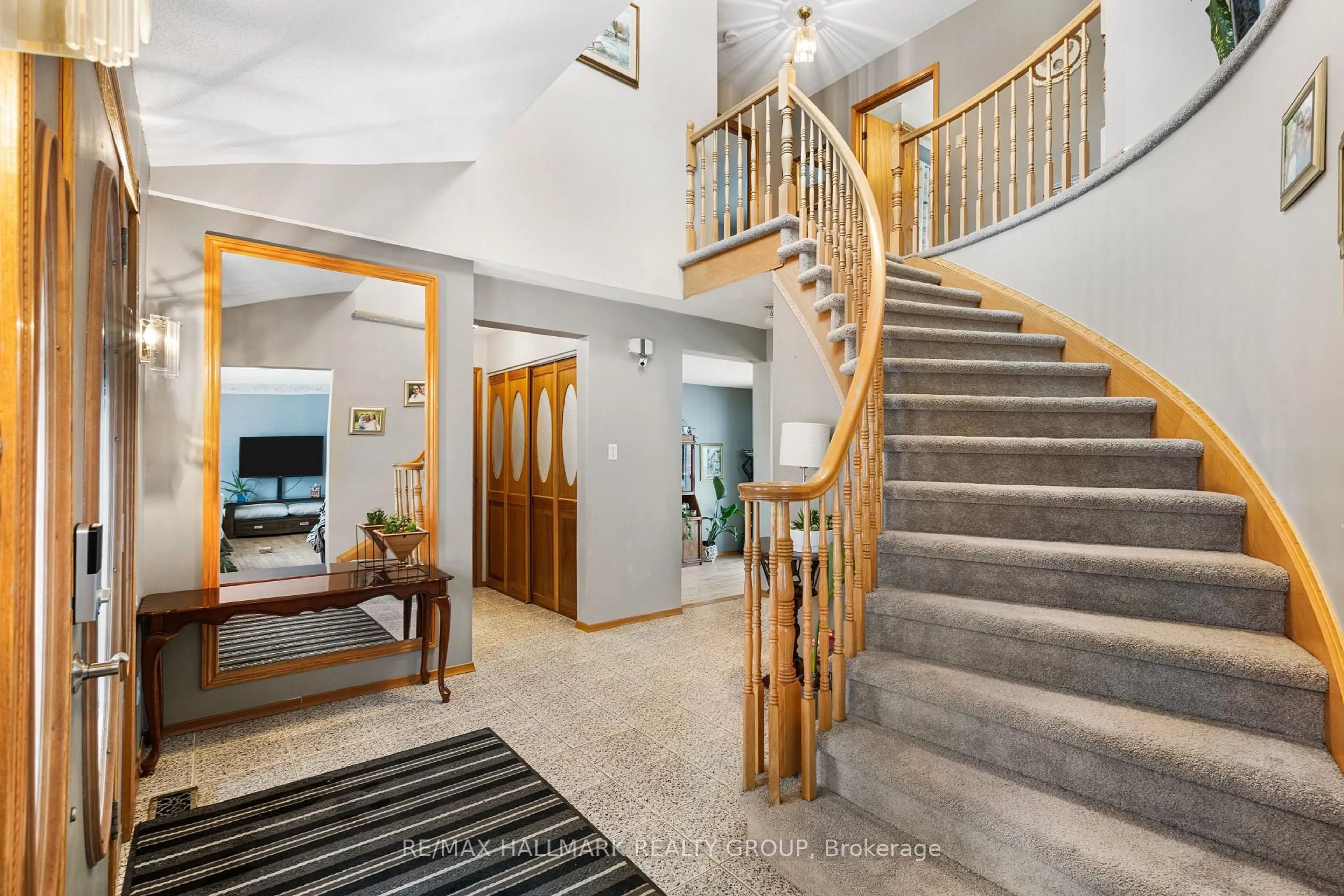 Indoor foyer for 477 DUVERNAY Dr, Ottawa Ontario K1E 2N7
