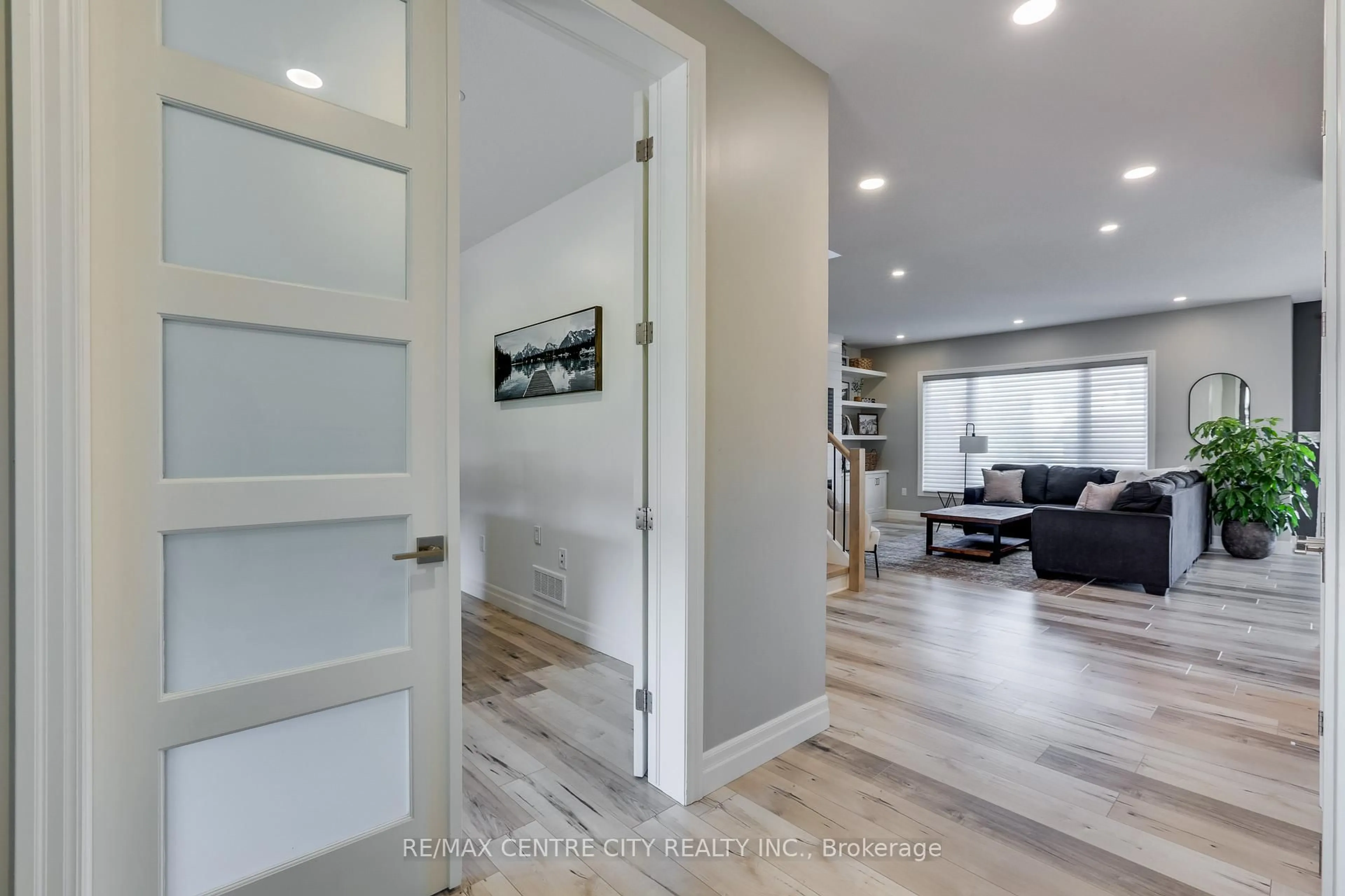 Indoor entryway for 108 Stuart Ave, Lucan Biddulph Ontario N0M 2J0
