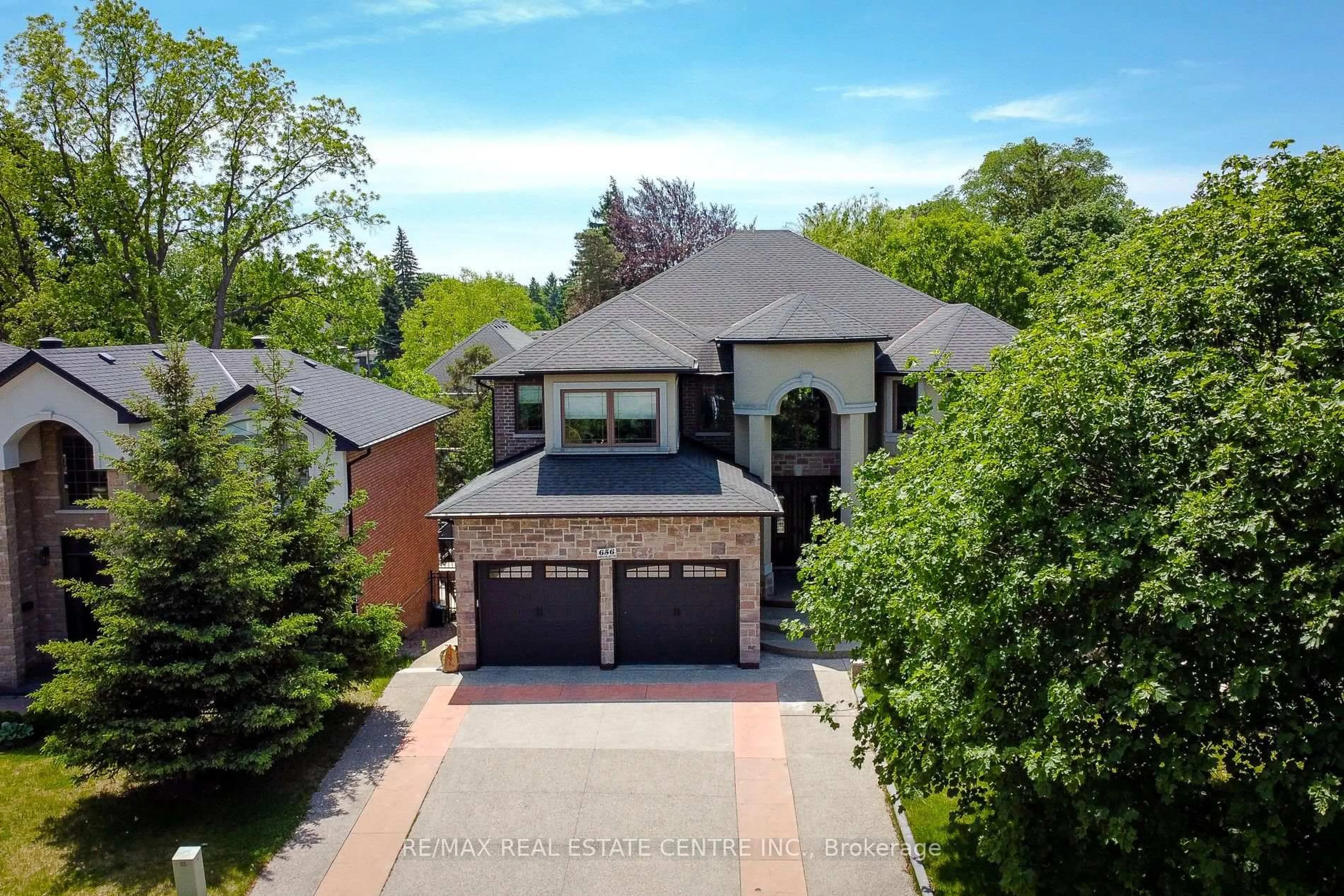 A pic from outside/outdoor area/front of a property/back of a property/a pic from drone, street for 656 HIGHVALLEY Rd, Hamilton Ontario L9G 4E9