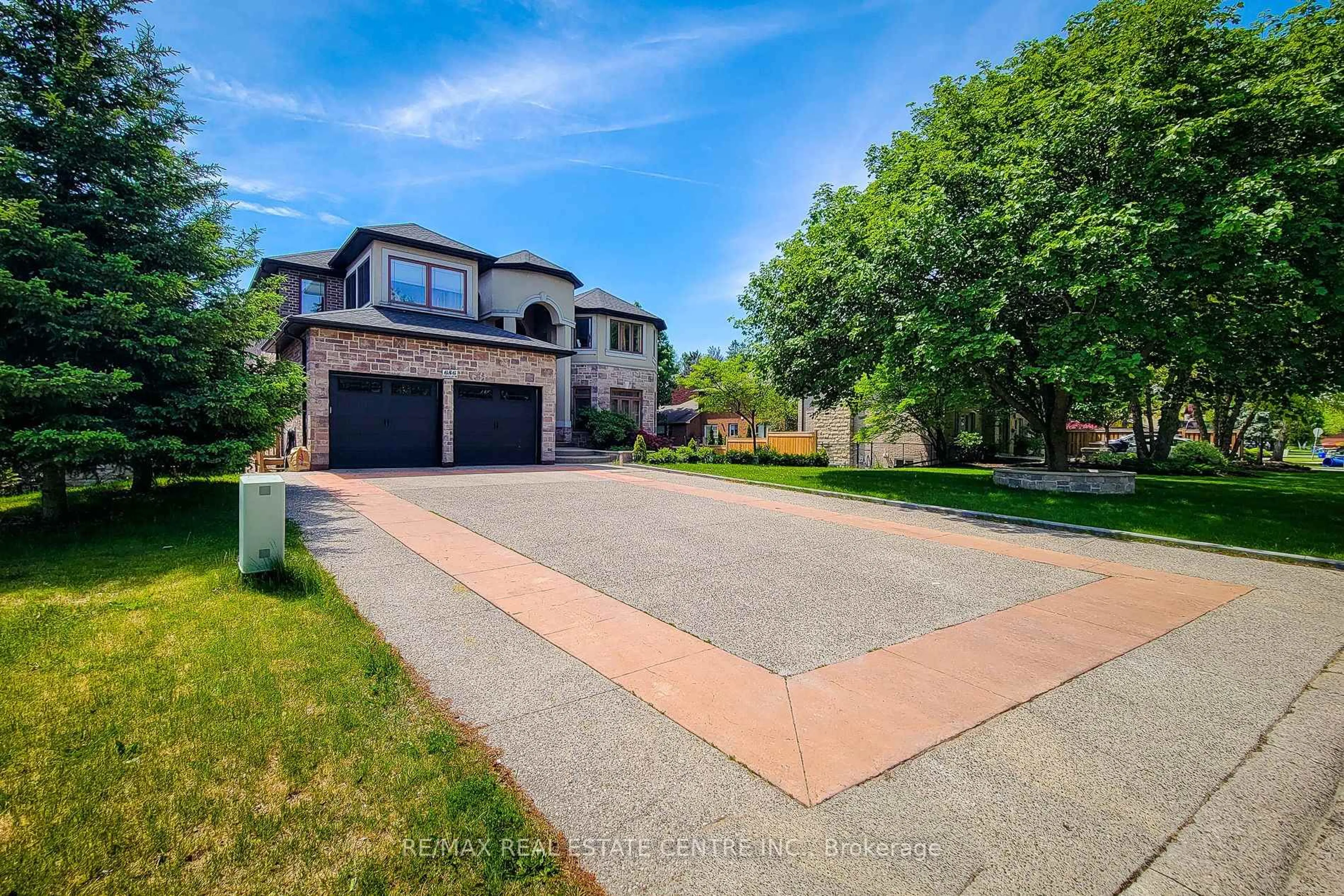 A pic from outside/outdoor area/front of a property/back of a property/a pic from drone, street for 656 HIGHVALLEY Rd, Hamilton Ontario L9G 4E9