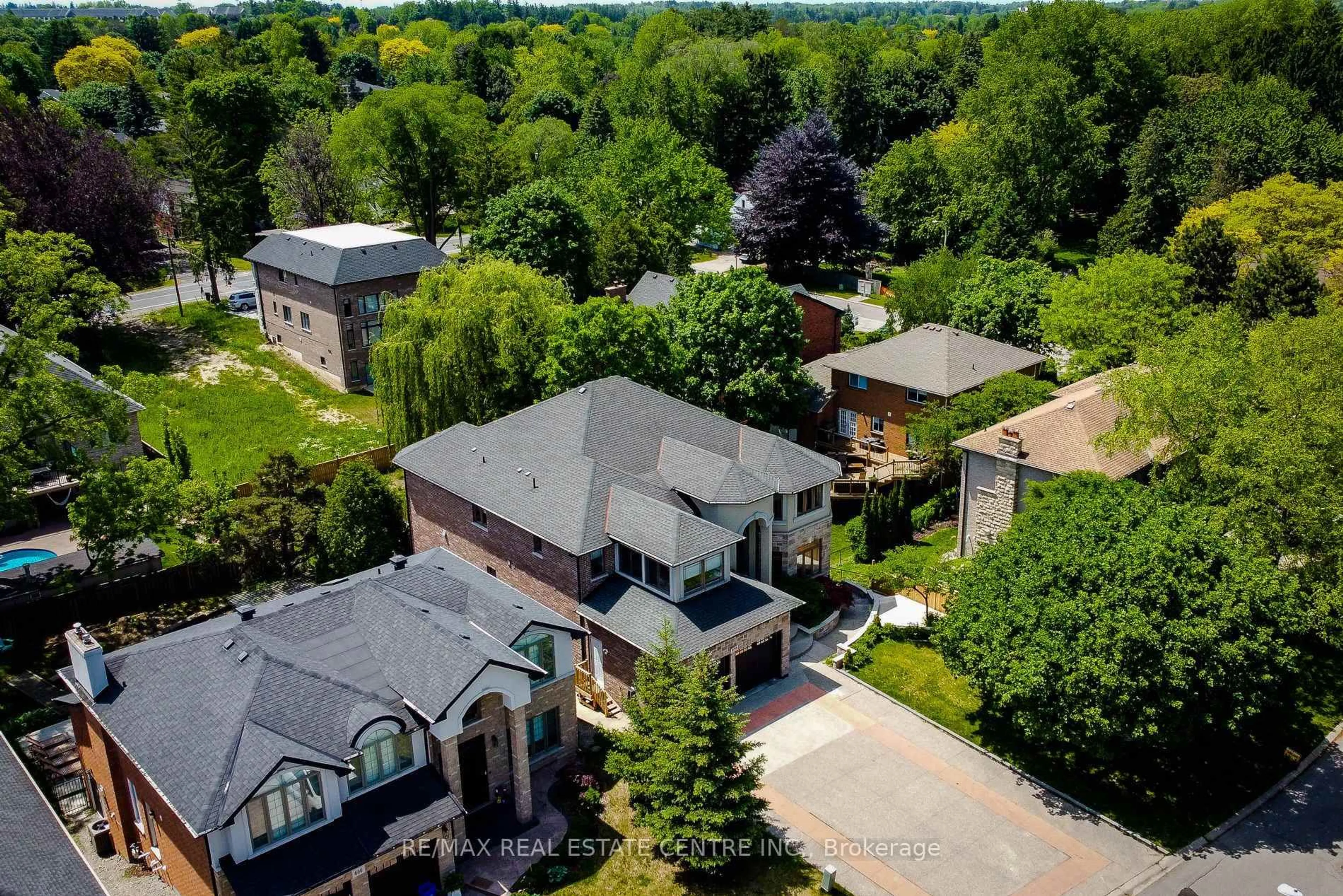 A pic from outside/outdoor area/front of a property/back of a property/a pic from drone, unknown for 656 HIGHVALLEY Rd, Hamilton Ontario L9G 4E9
