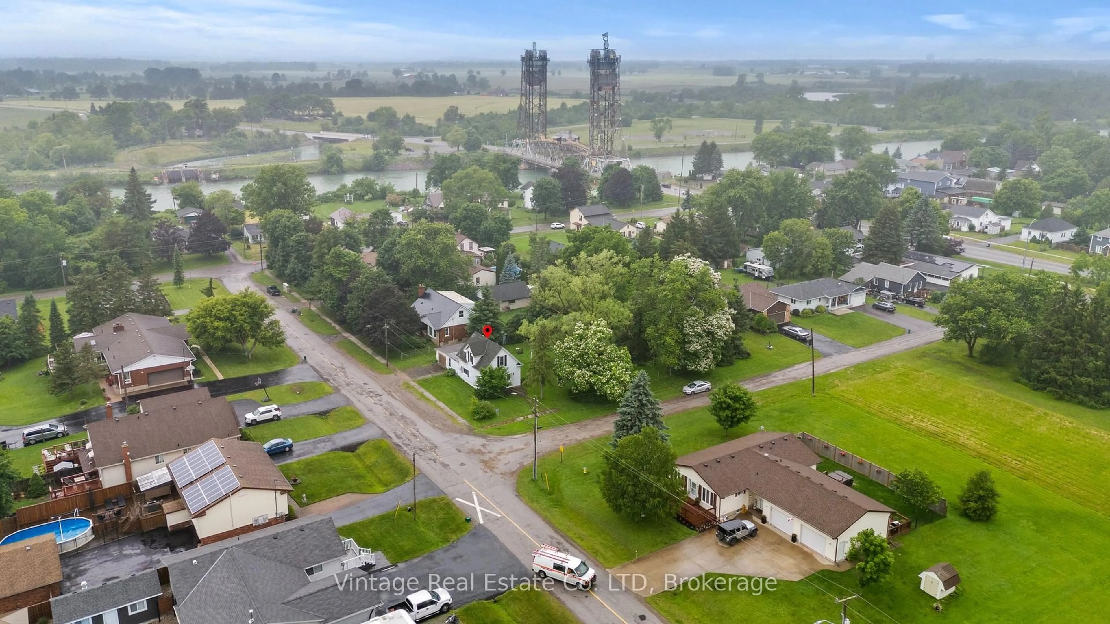 A pic from outside/outdoor area/front of a property/back of a property/a pic from drone, city buildings view from balcony for 1548 Henderson St, Thorold Ontario L0S 1A0