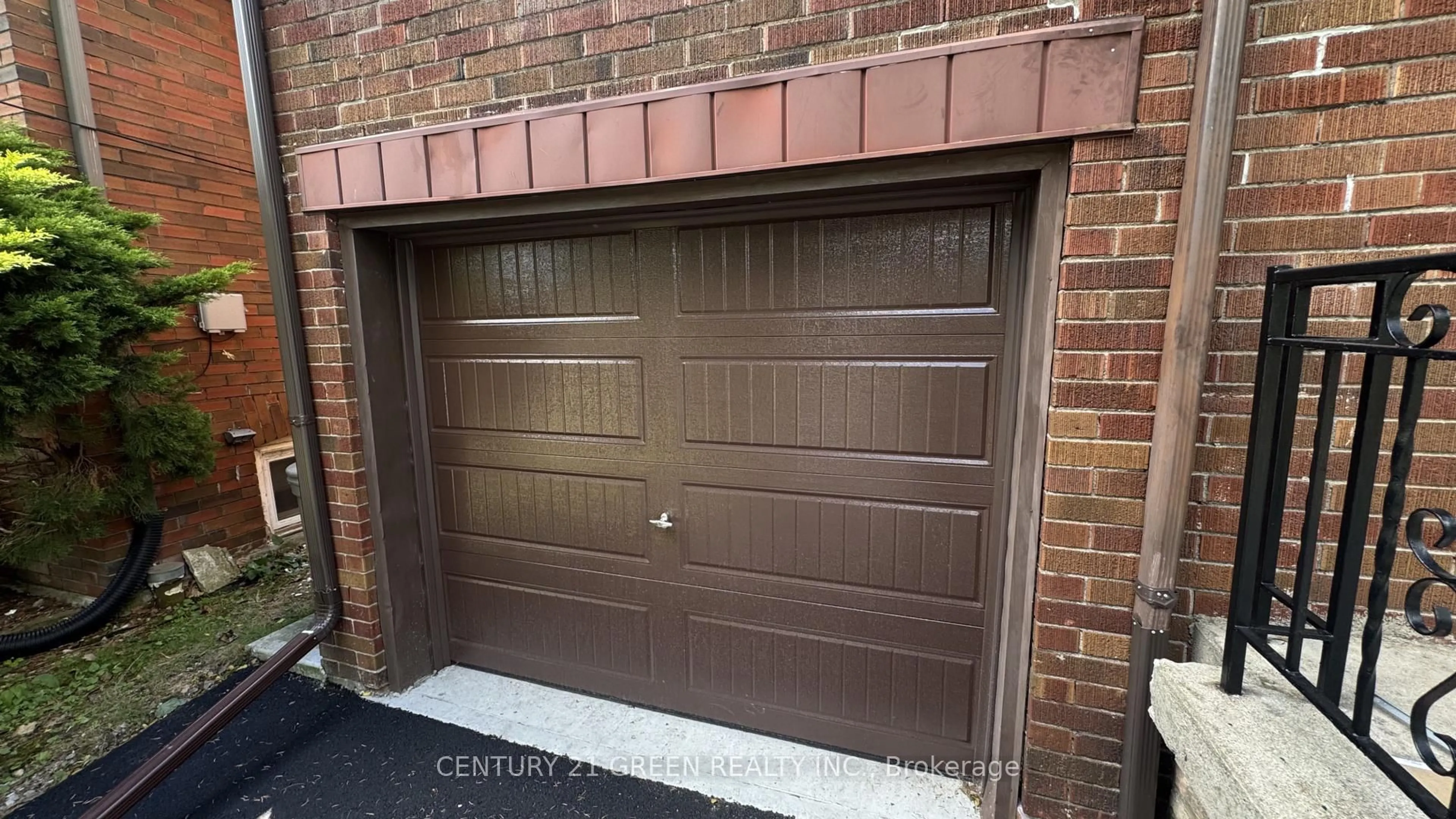 Indoor garage for 102 Dalewood Ave, Hamilton Ontario L8S 1Z2
