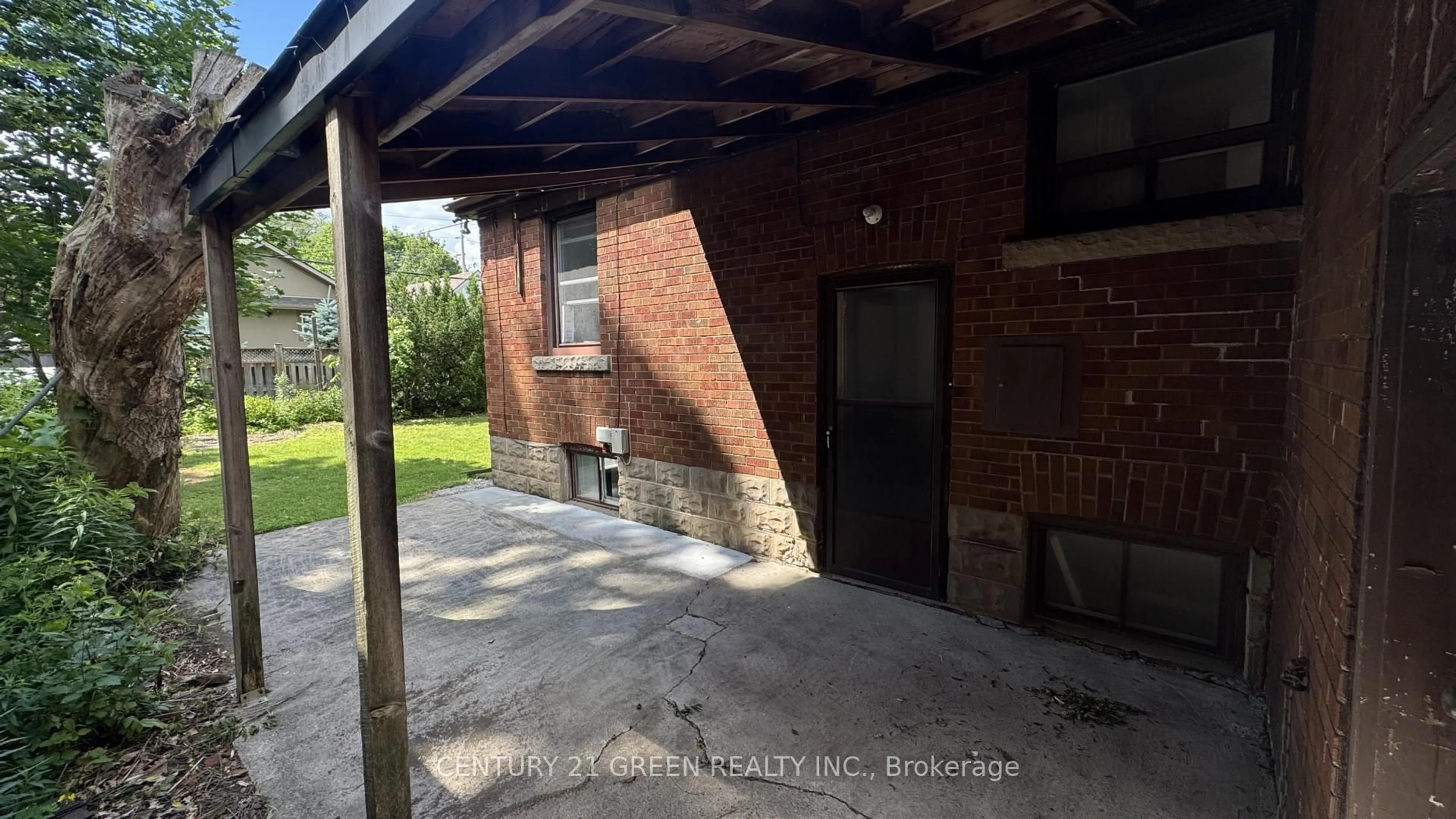 Patio, street for 102 Dalewood Ave, Hamilton Ontario L8S 1Z2