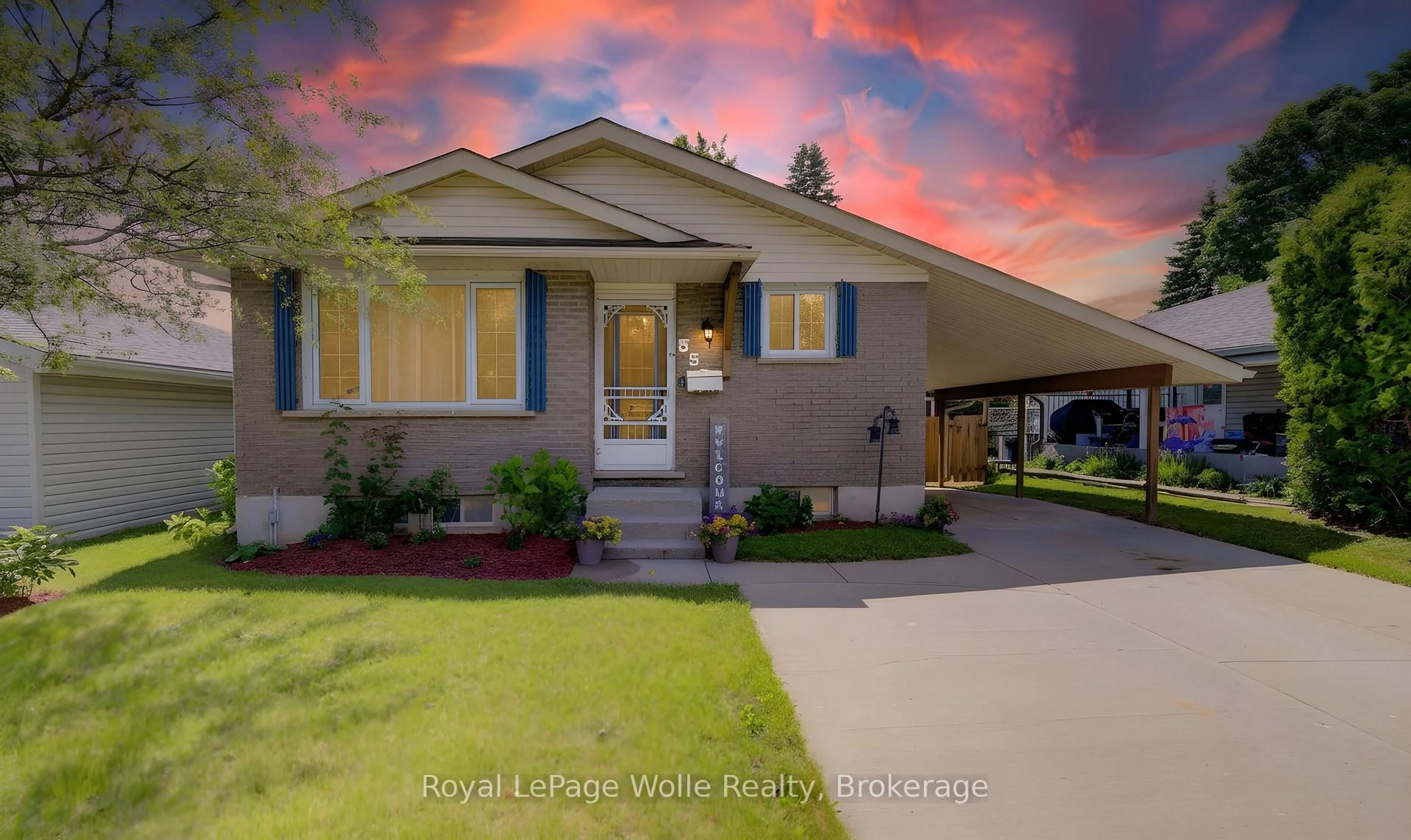 Home with vinyl exterior material, street for 55 Southwood Dr, Kitchener Ontario N2E 2E6