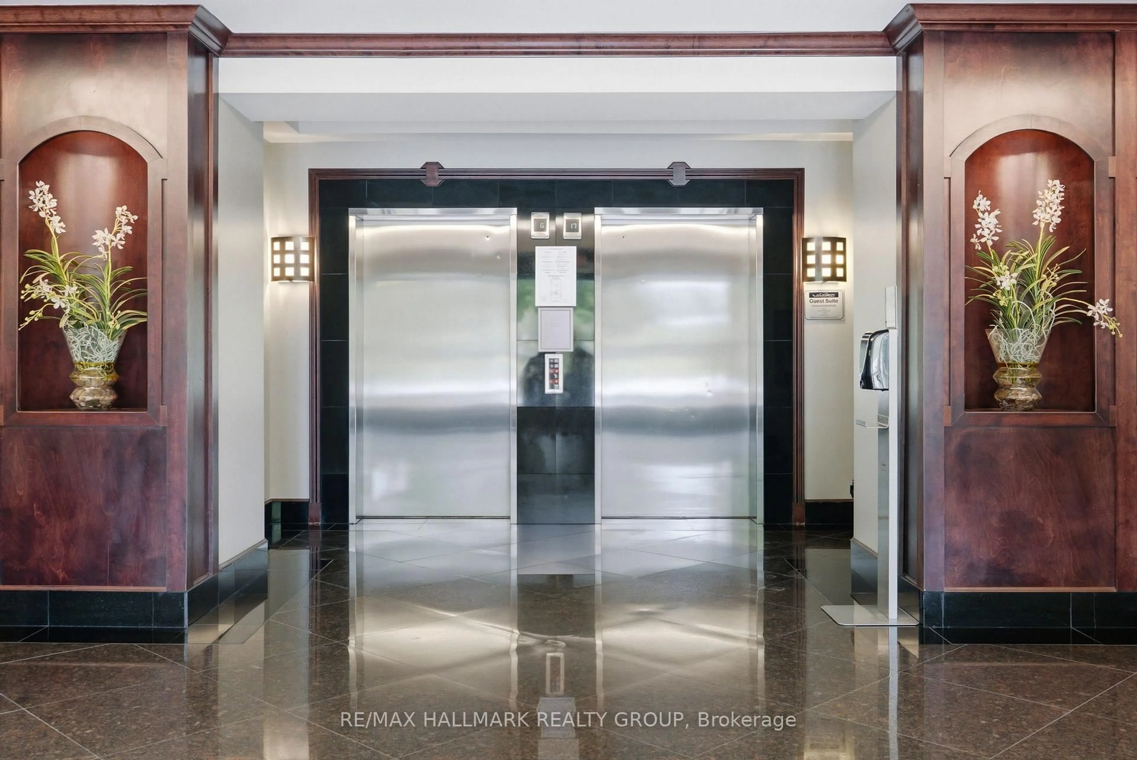 Indoor foyer for 570 Laurier Ave #2301, Ottawa Ontario K1R 1C8
