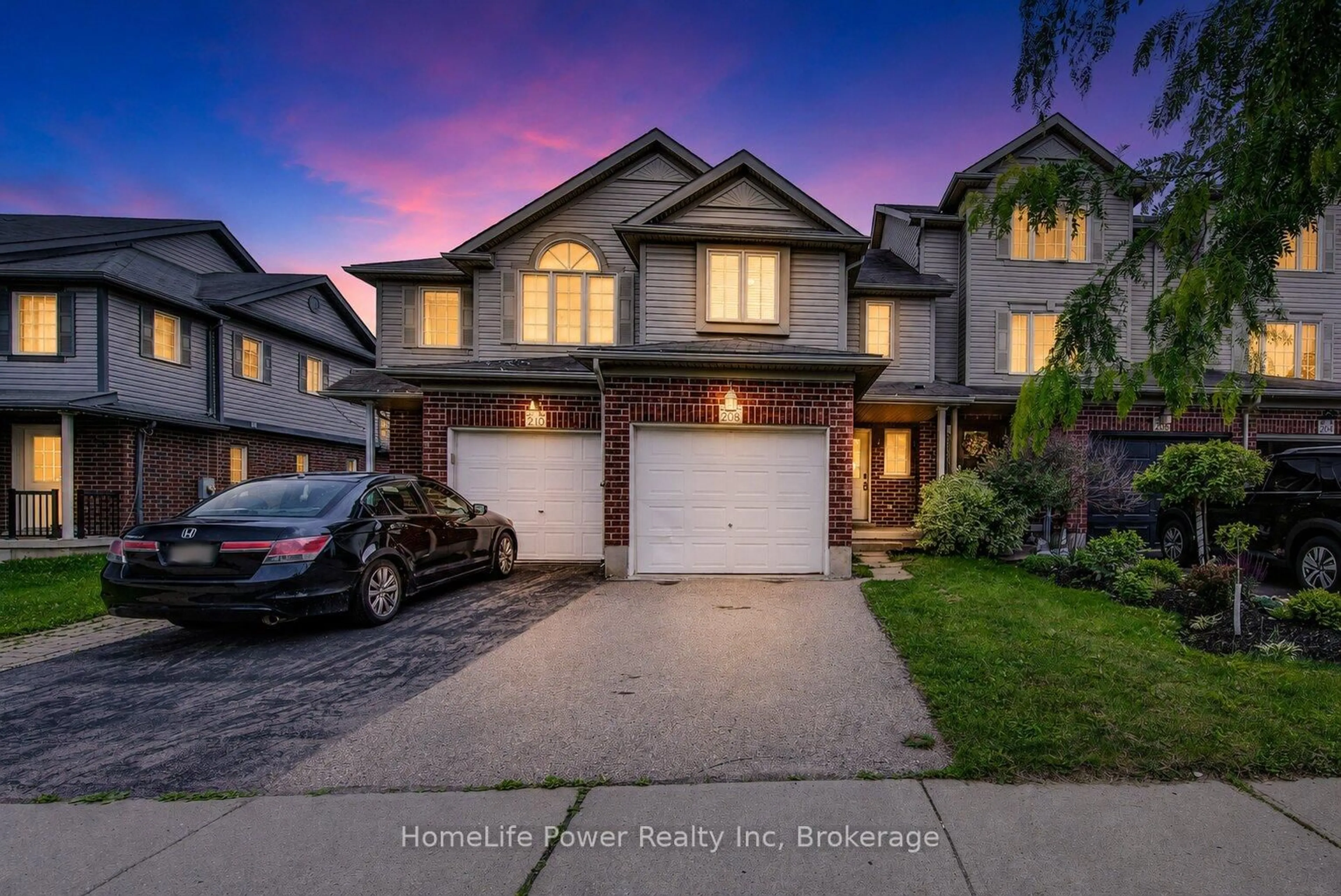 A pic from outside/outdoor area/front of a property/back of a property/a pic from drone, street for 208 FEATHERSTONE Cres, Kitchener Ontario N2R 1Z3