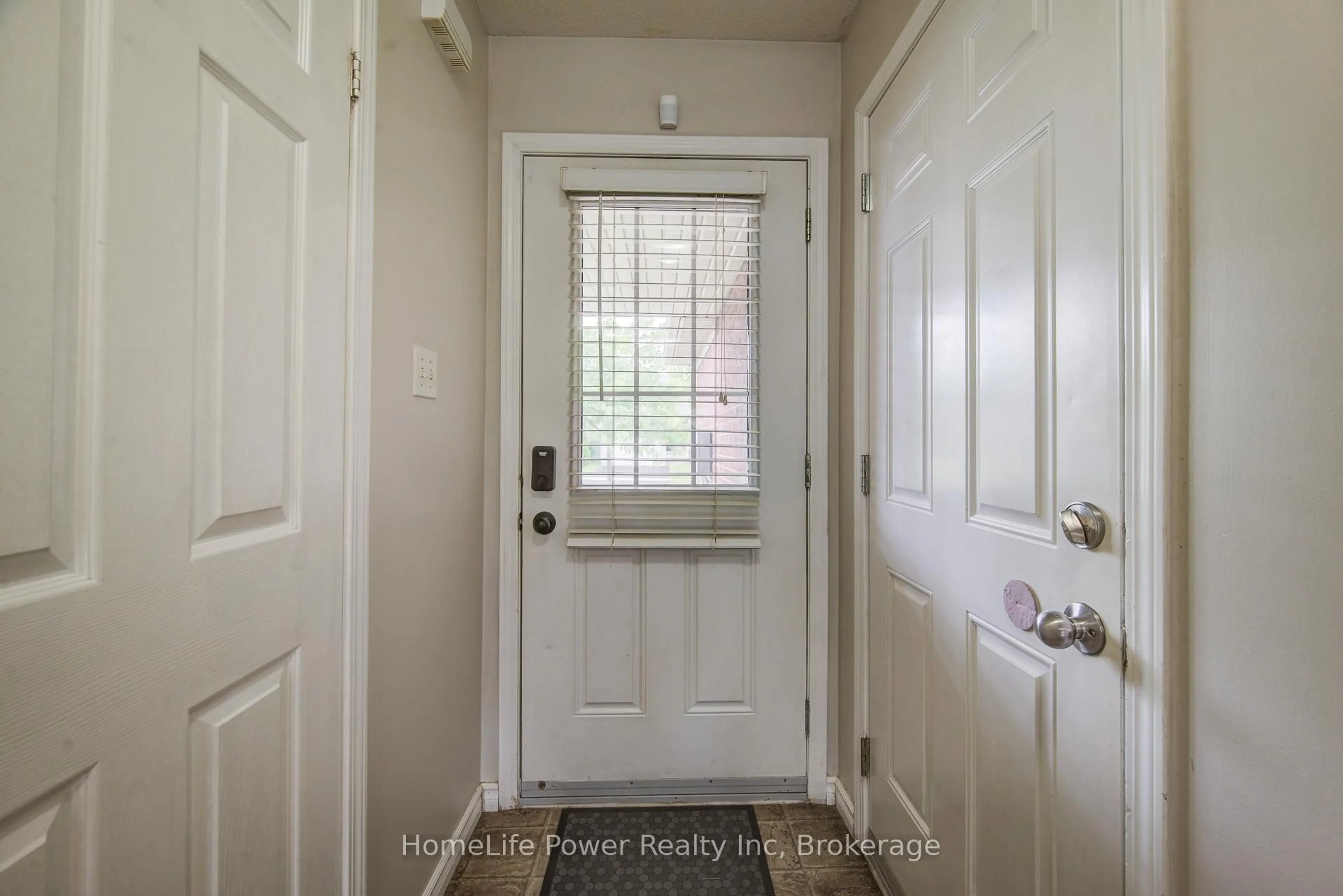 Indoor entryway for 208 FEATHERSTONE Cres, Kitchener Ontario N2R 1Z3