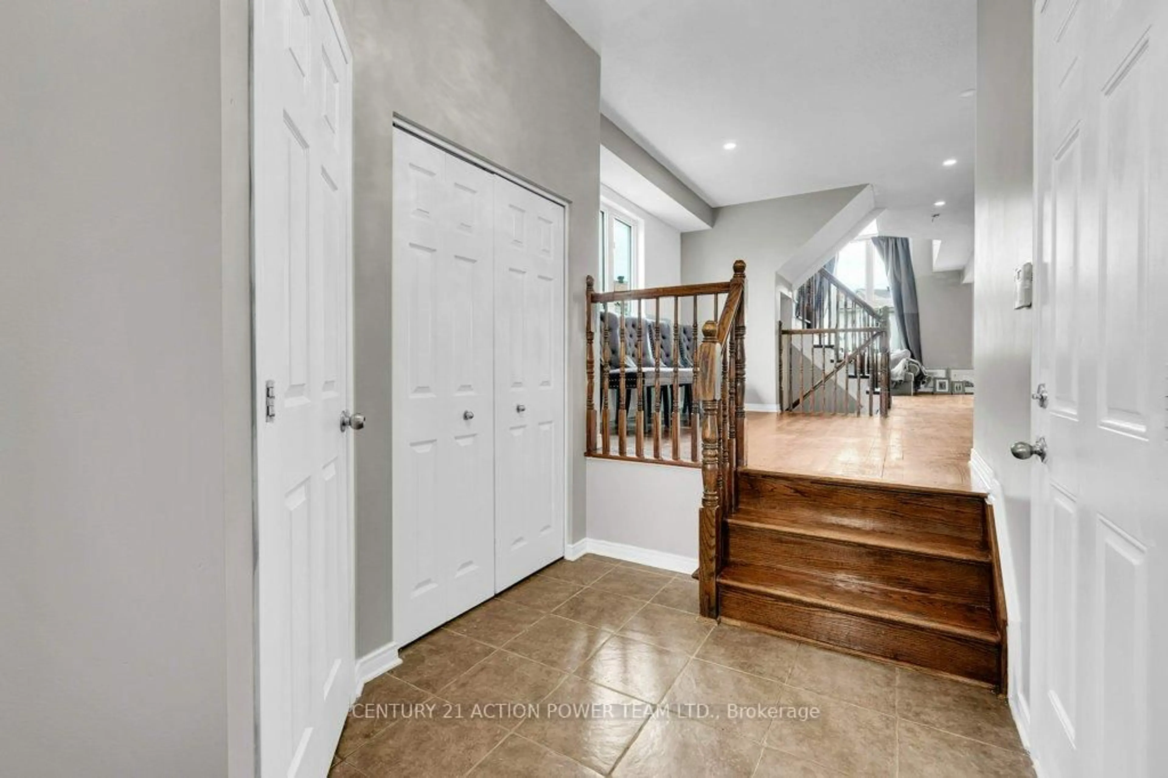 Indoor entryway for 377 Brigitta St, Ottawa Ontario K2S 0J1