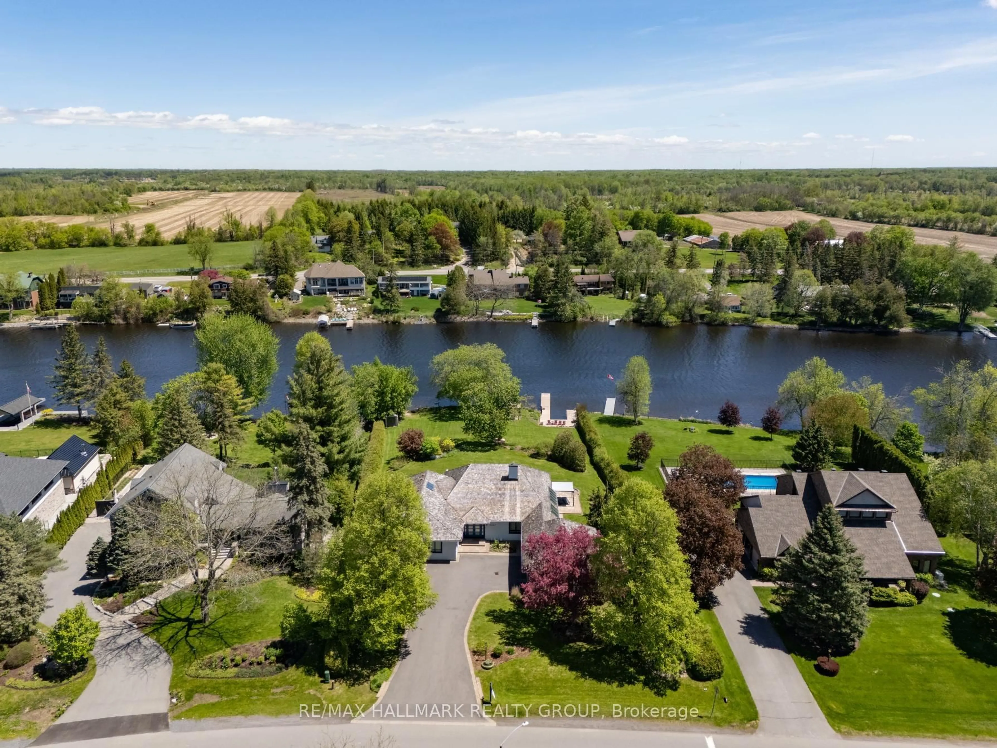 A pic from outside/outdoor area/front of a property/back of a property/a pic from drone, water/lake/river/ocean view for 5567 South Island Park Dr, Ottawa Ontario K4M 1J2