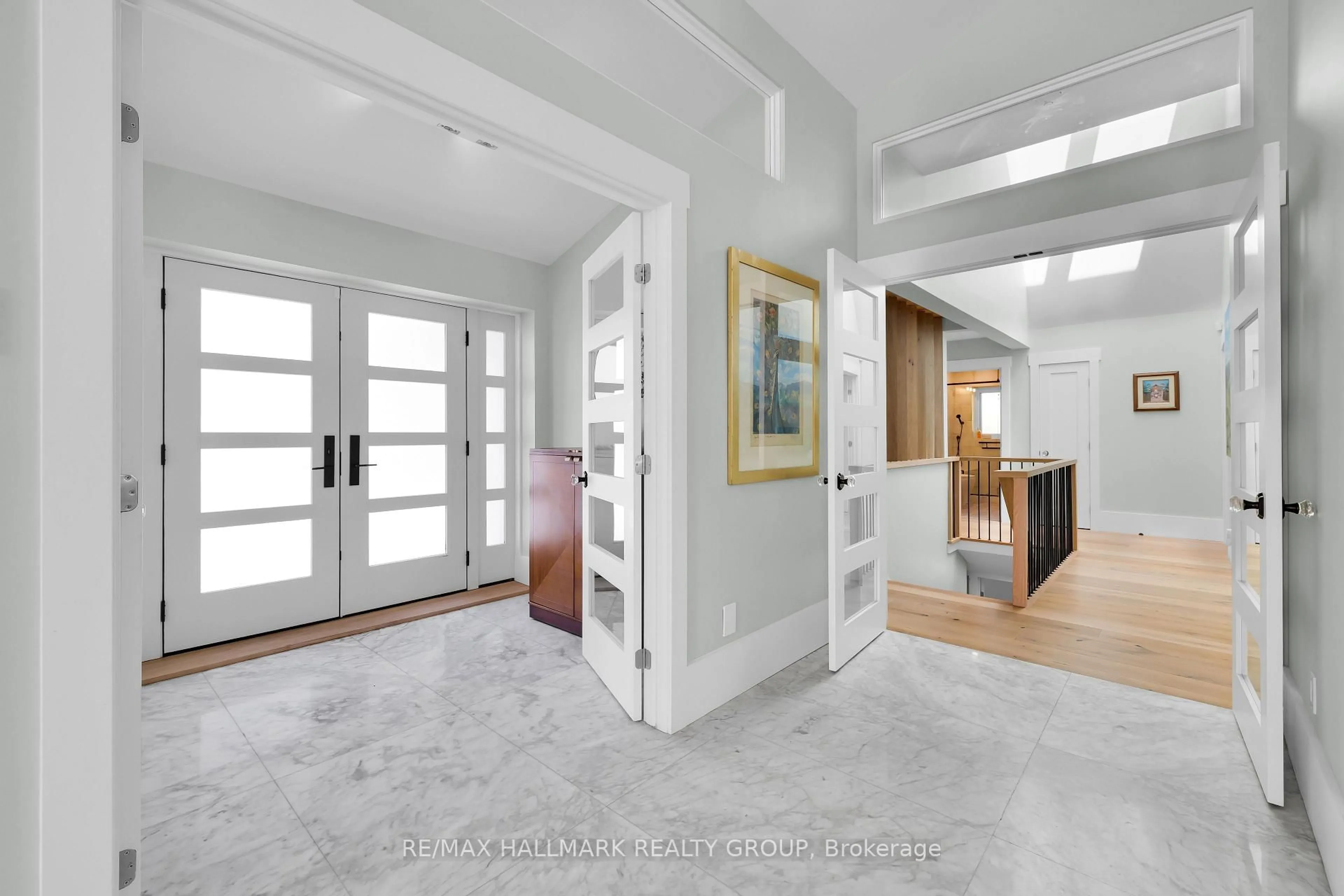 Indoor entryway for 5567 South Island Park Dr, Ottawa Ontario K4M 1J2