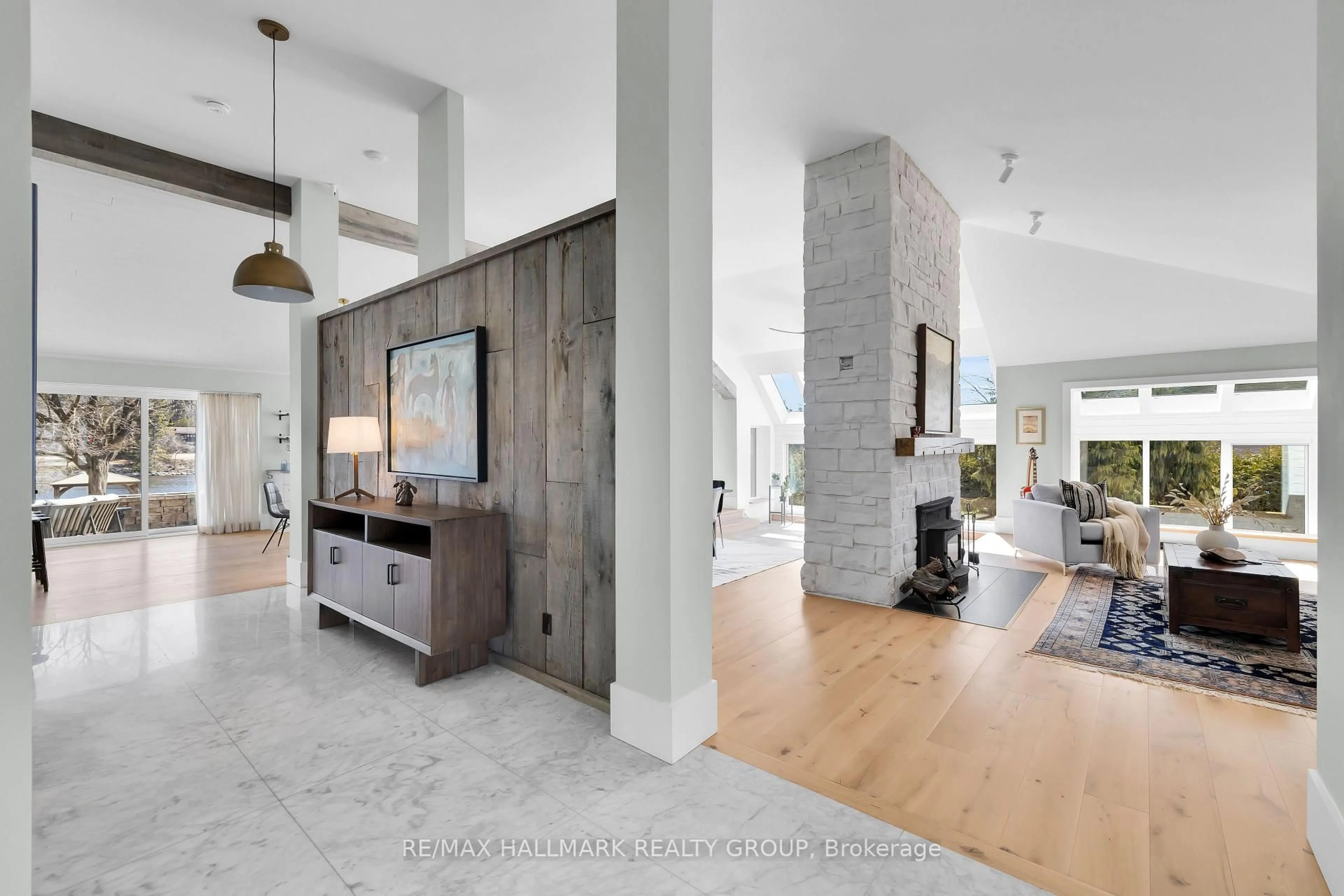 Indoor entryway for 5567 South Island Park Dr, Ottawa Ontario K4M 1J2