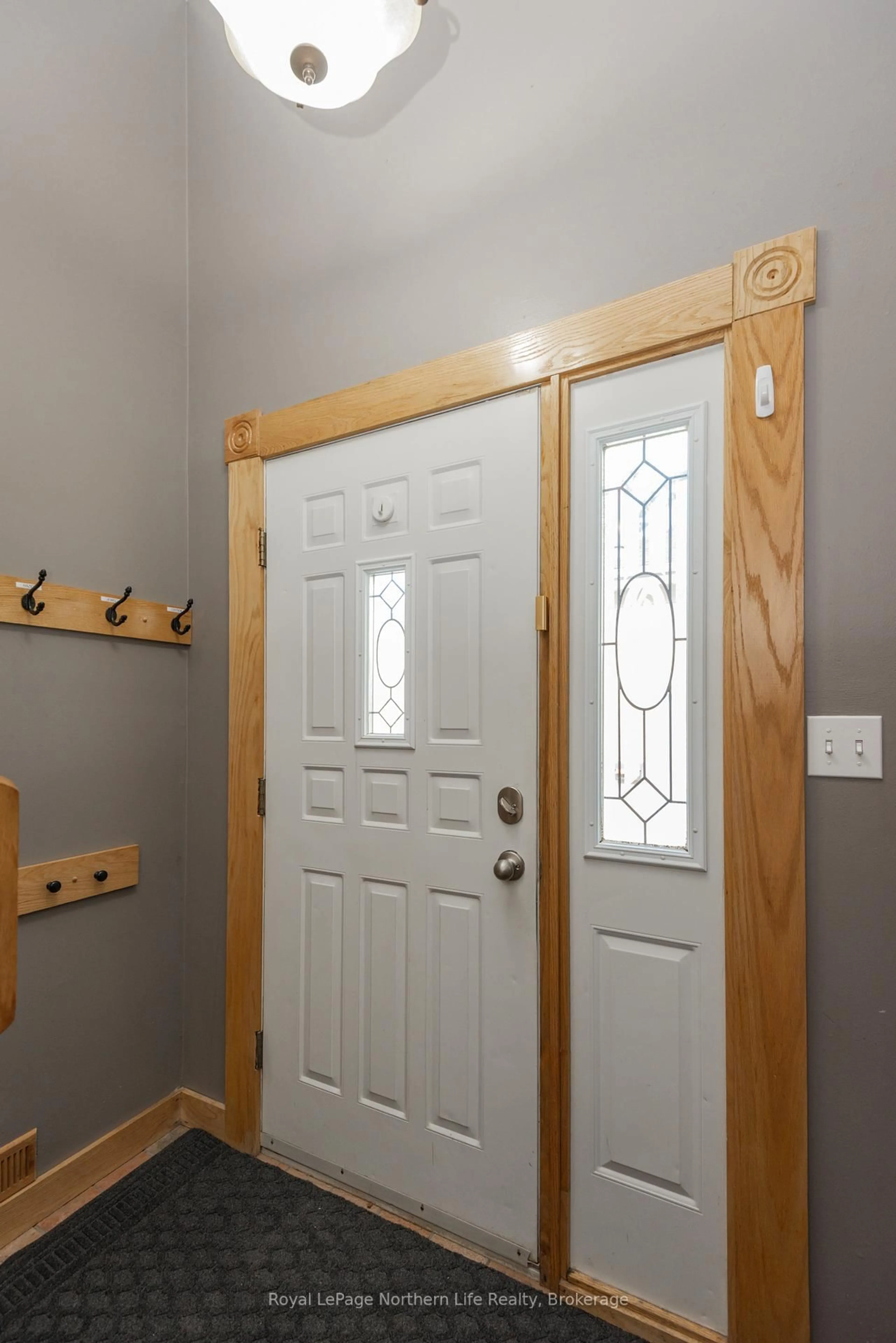 Indoor entryway for 325 Gordon Dr, North Bay Ontario P1B 8V8