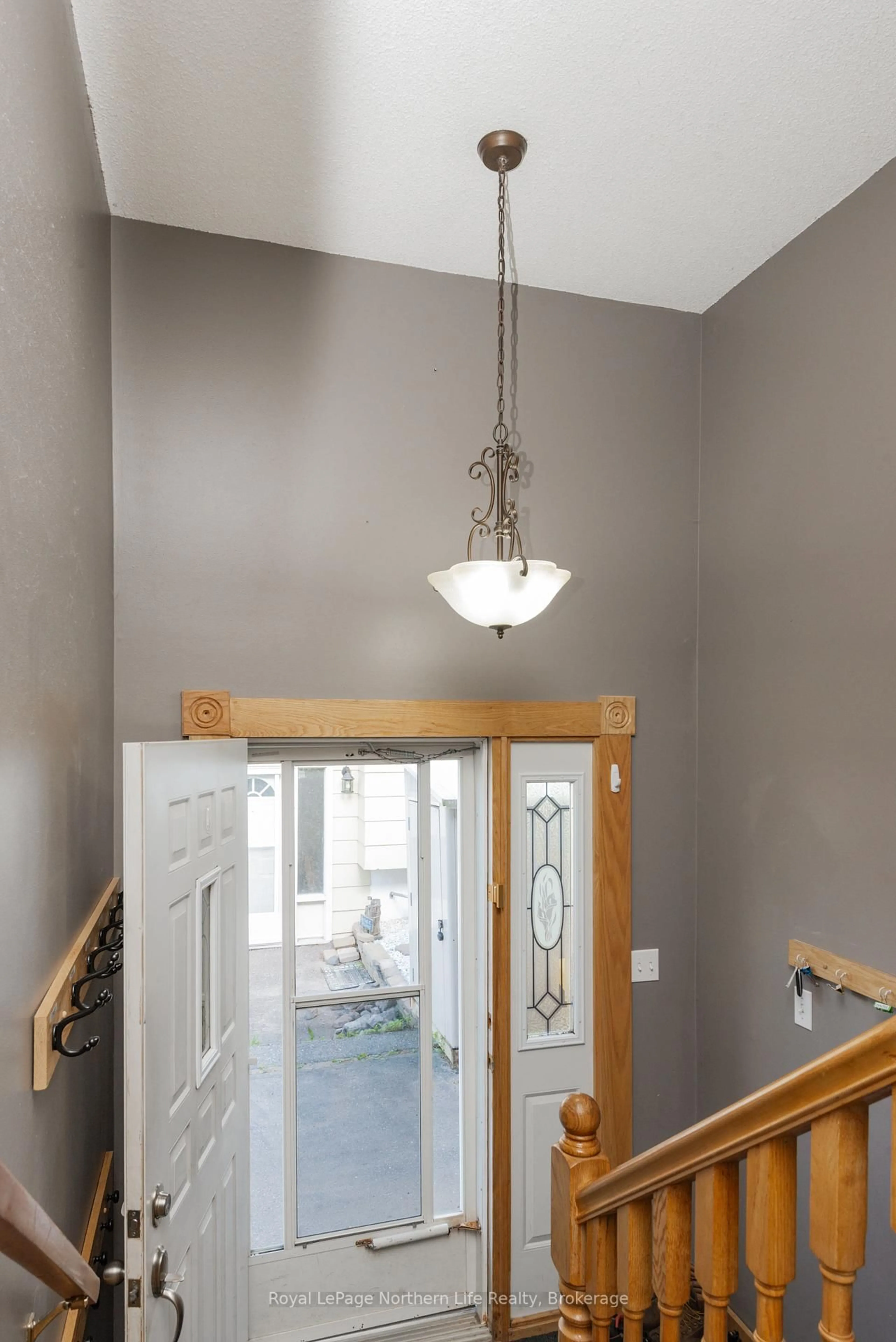 Indoor foyer for 325 Gordon Dr, North Bay Ontario P1B 8V8