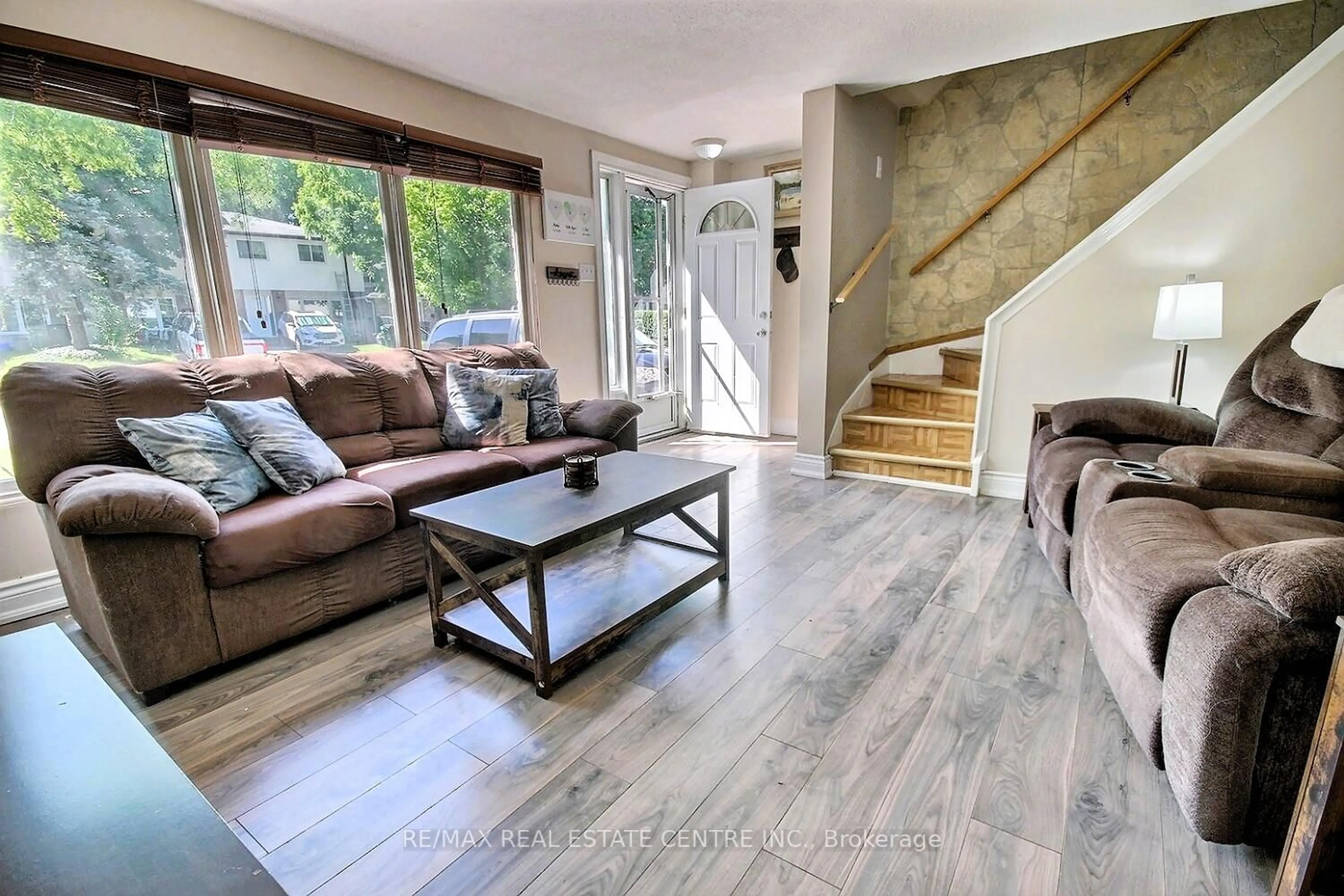 Living room with furniture, wood/laminate floor for 541 Parkview Crescent Cres, Cambridge Ontario N3H 4Z9