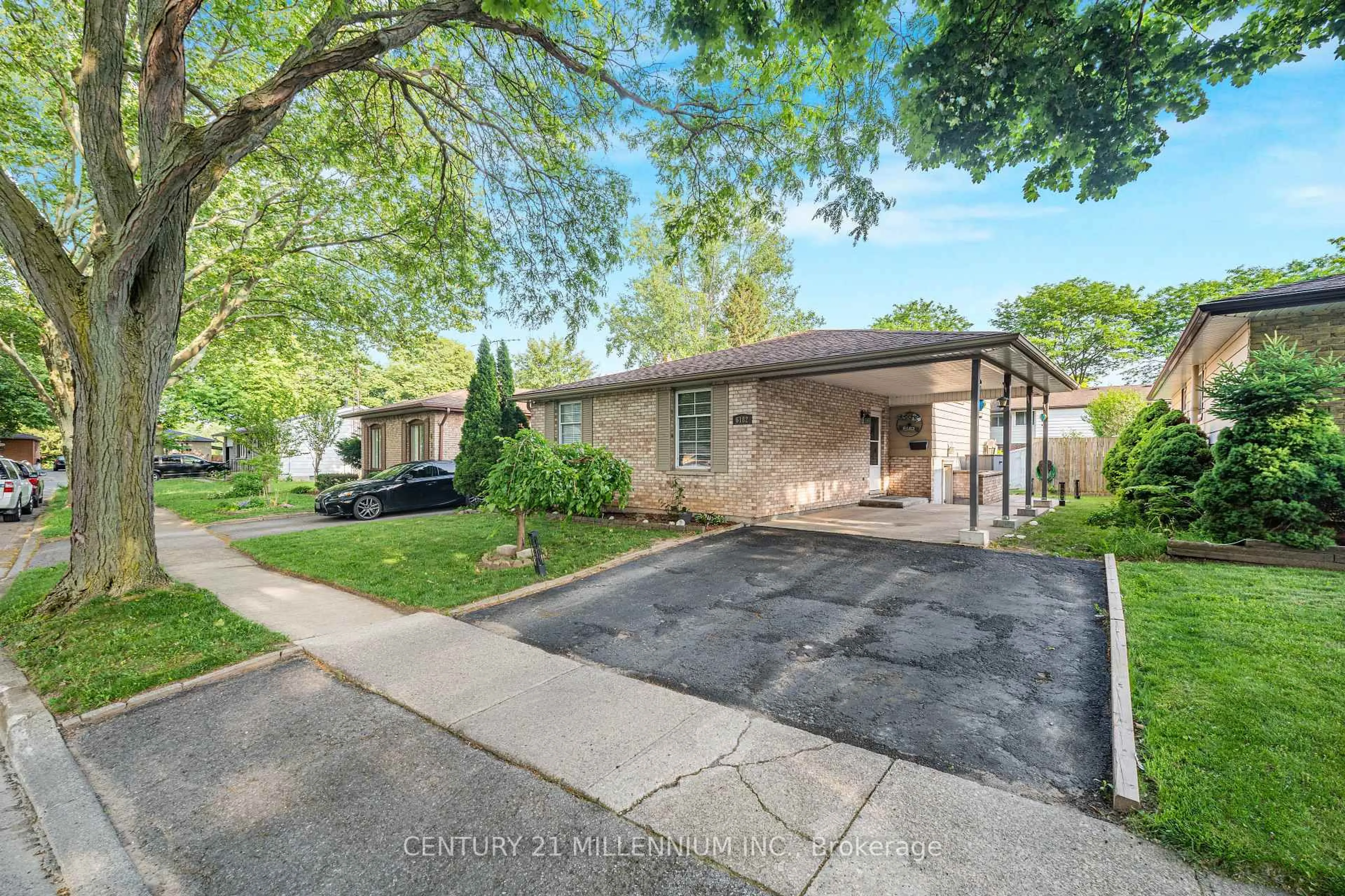 A pic from outside/outdoor area/front of a property/back of a property/a pic from drone, street for 6182 Johnson Dr, Niagara Falls Ontario L2J 3J5