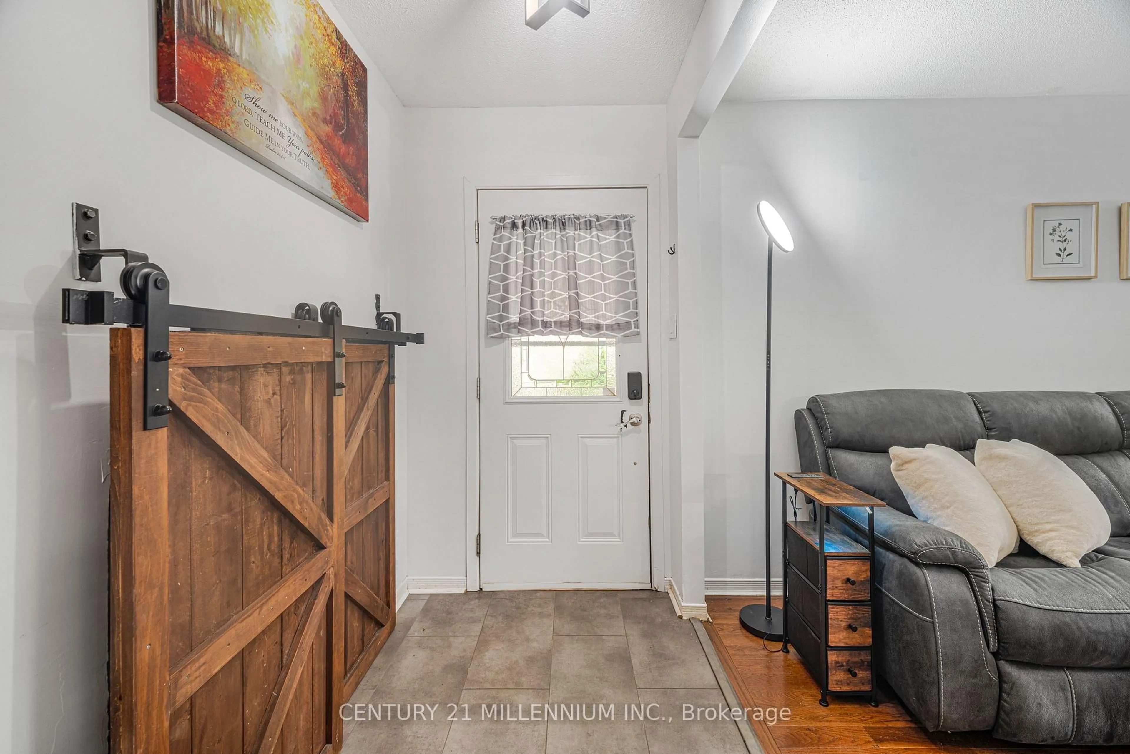 Indoor entryway for 6182 Johnson Dr, Niagara Falls Ontario L2J 3J5