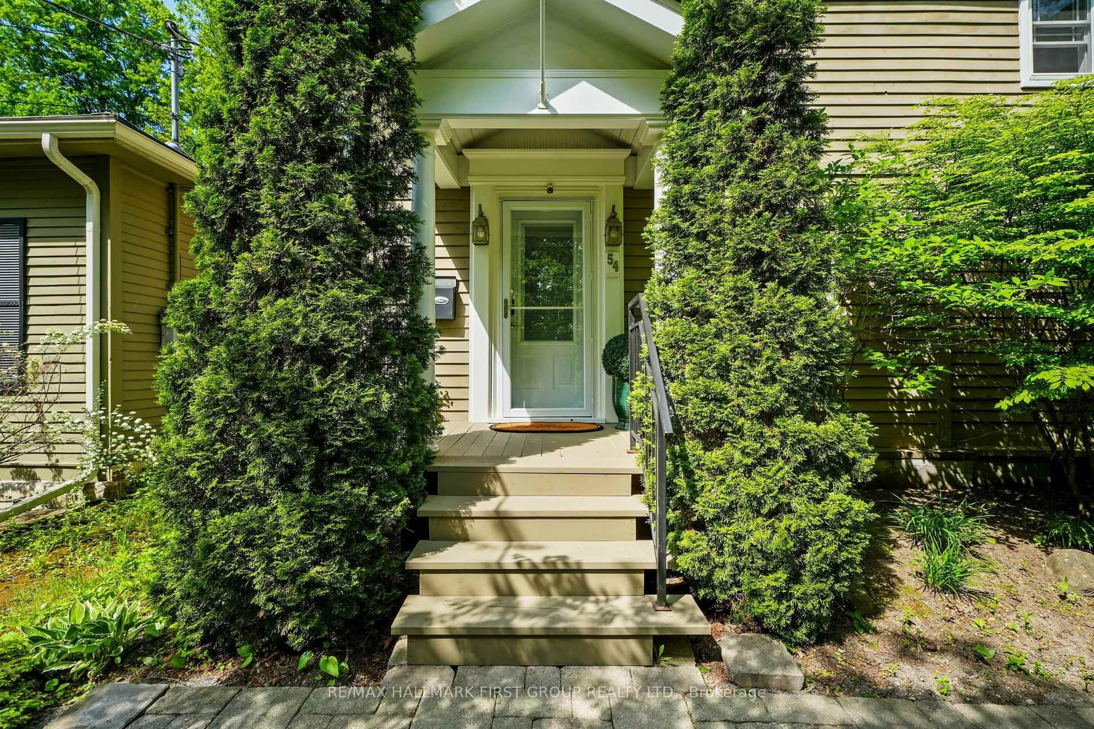 Indoor entryway for 54 Pine St, Port Hope Ontario L1A 3E9
