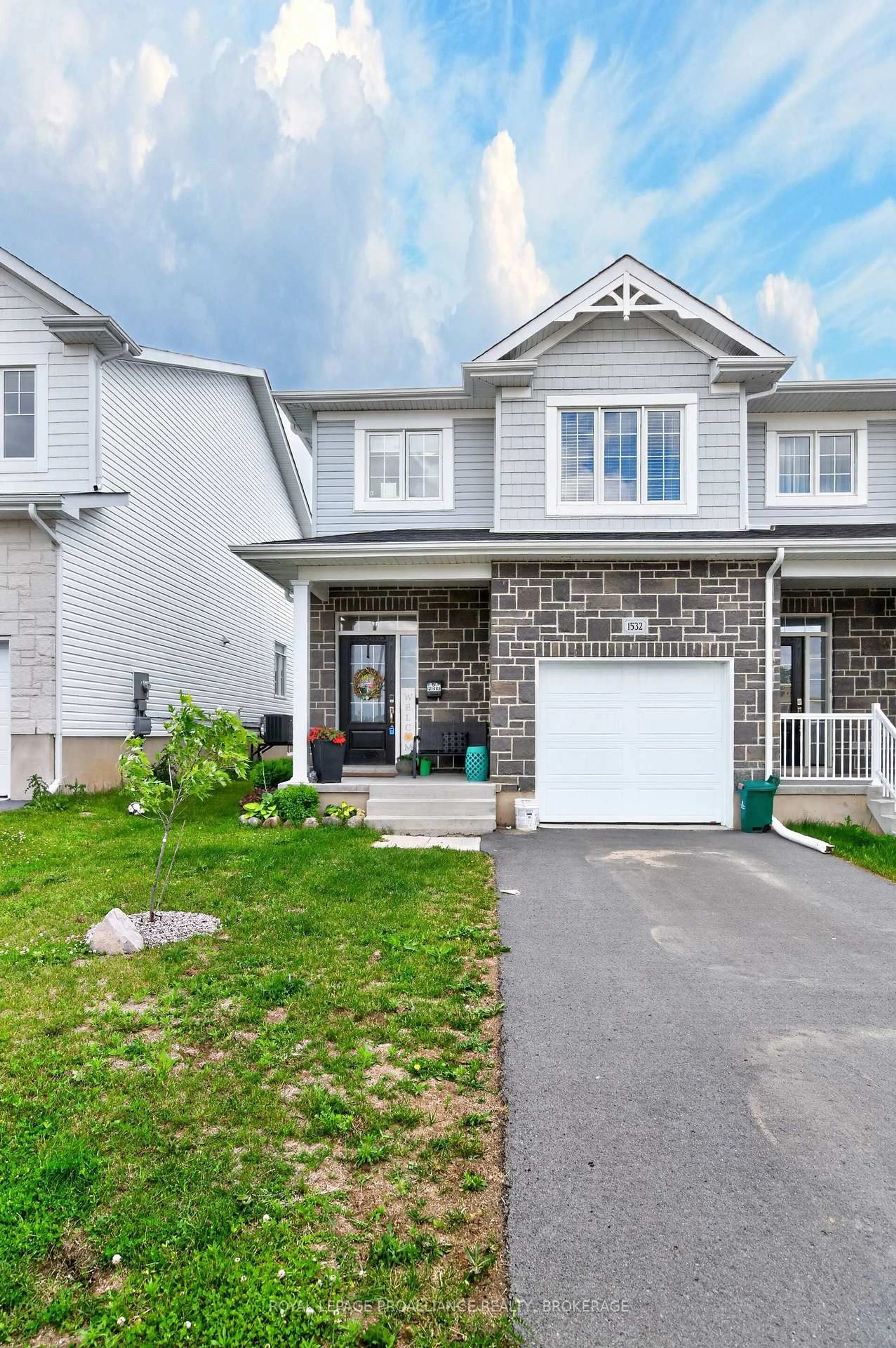 Home with vinyl exterior material, street for 1532 Scarlet St, Kingston Ontario K7K 0H6