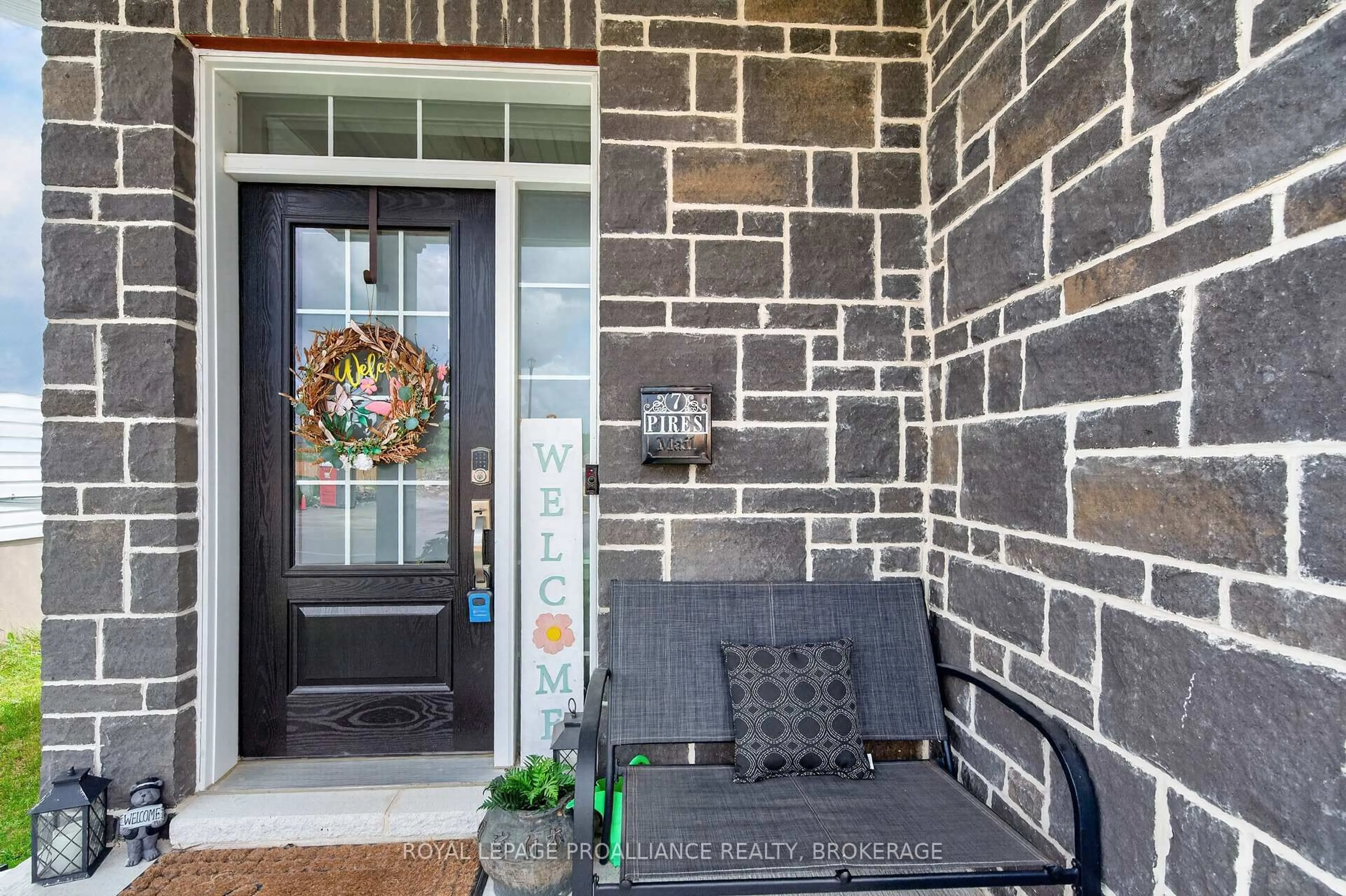 Indoor entryway for 1532 Scarlet St, Kingston Ontario K7K 0H6