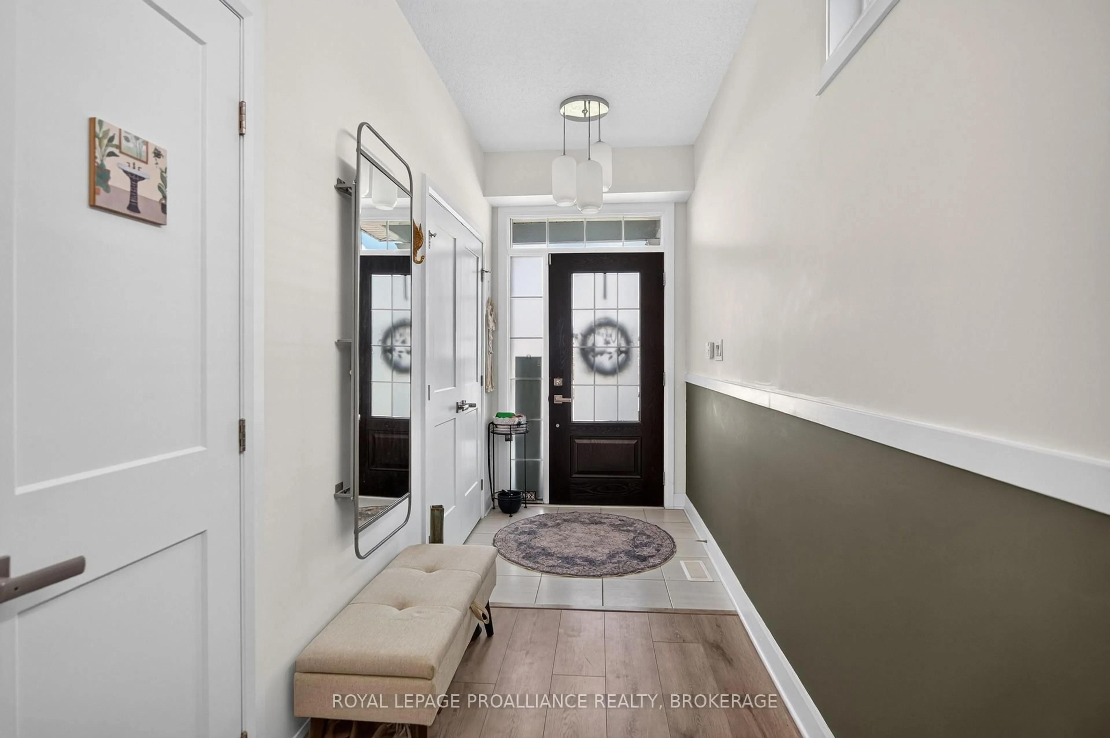 Indoor entryway for 1532 Scarlet St, Kingston Ontario K7K 0H6
