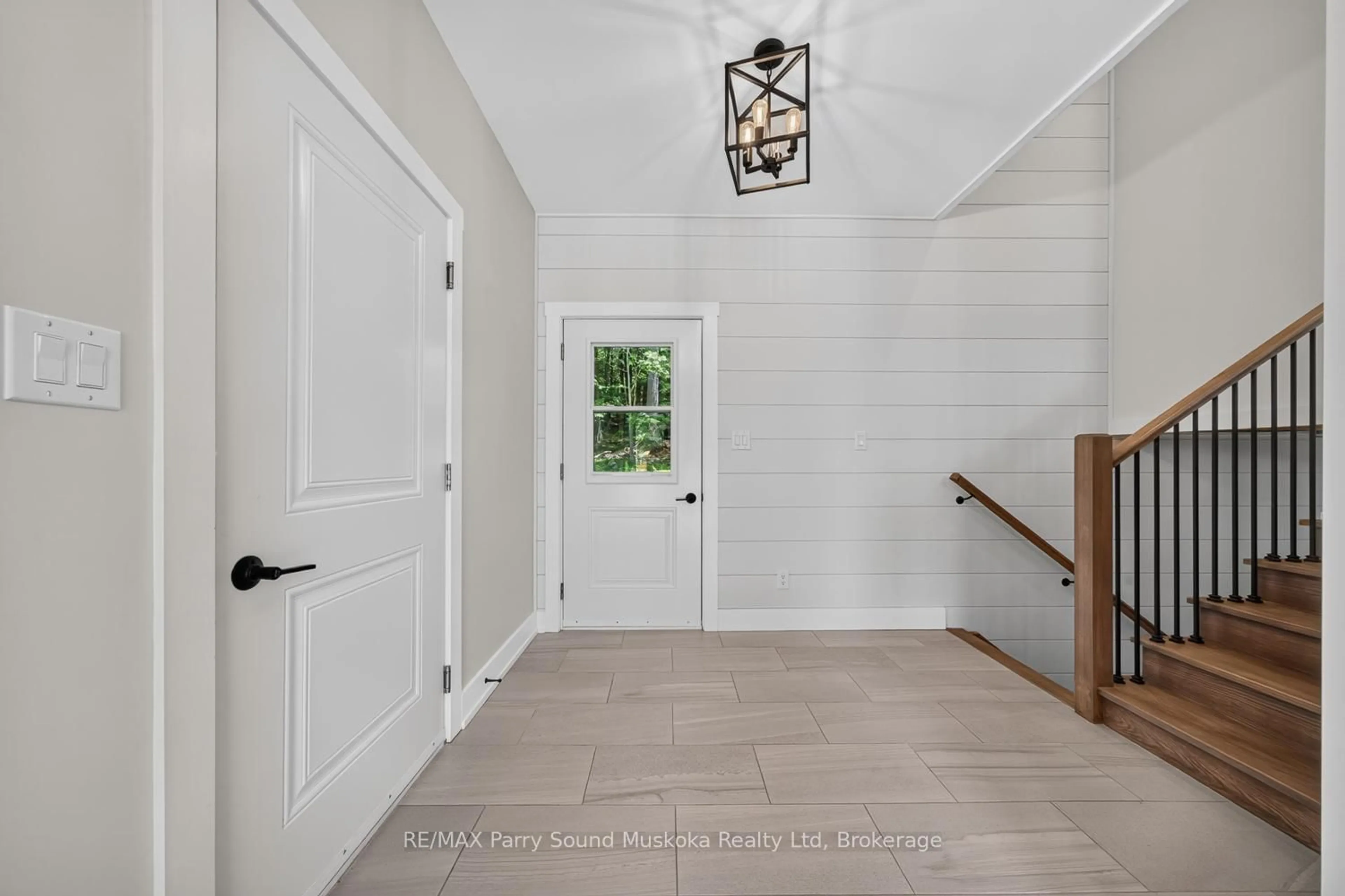 Indoor entryway for 10 Glenrock Rd, McDougall Ontario P2A 2W9