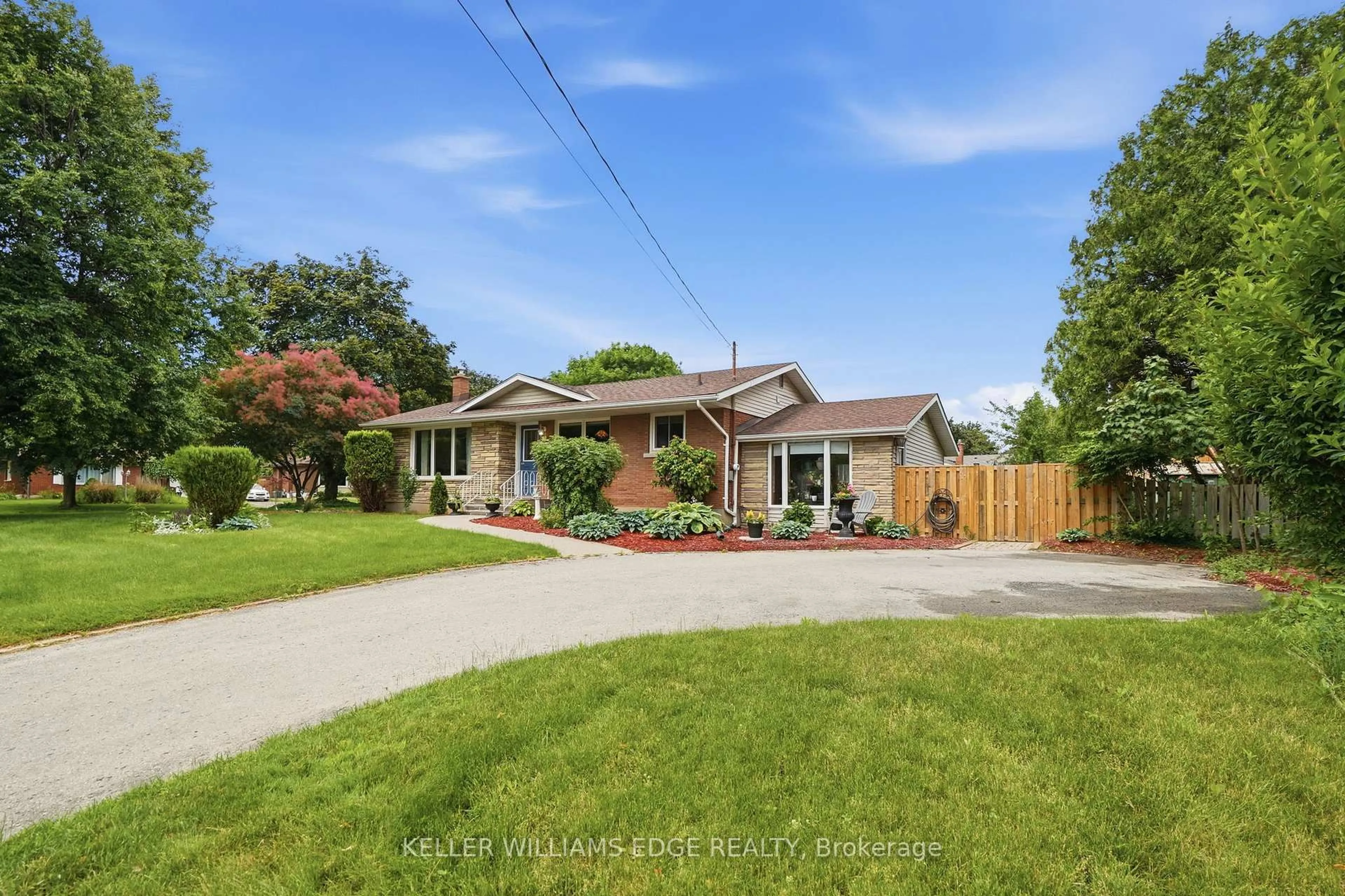 A pic from outside/outdoor area/front of a property/back of a property/a pic from drone, street for 81 LEASIDE Dr, St. Catharines Ontario L2M 4G7