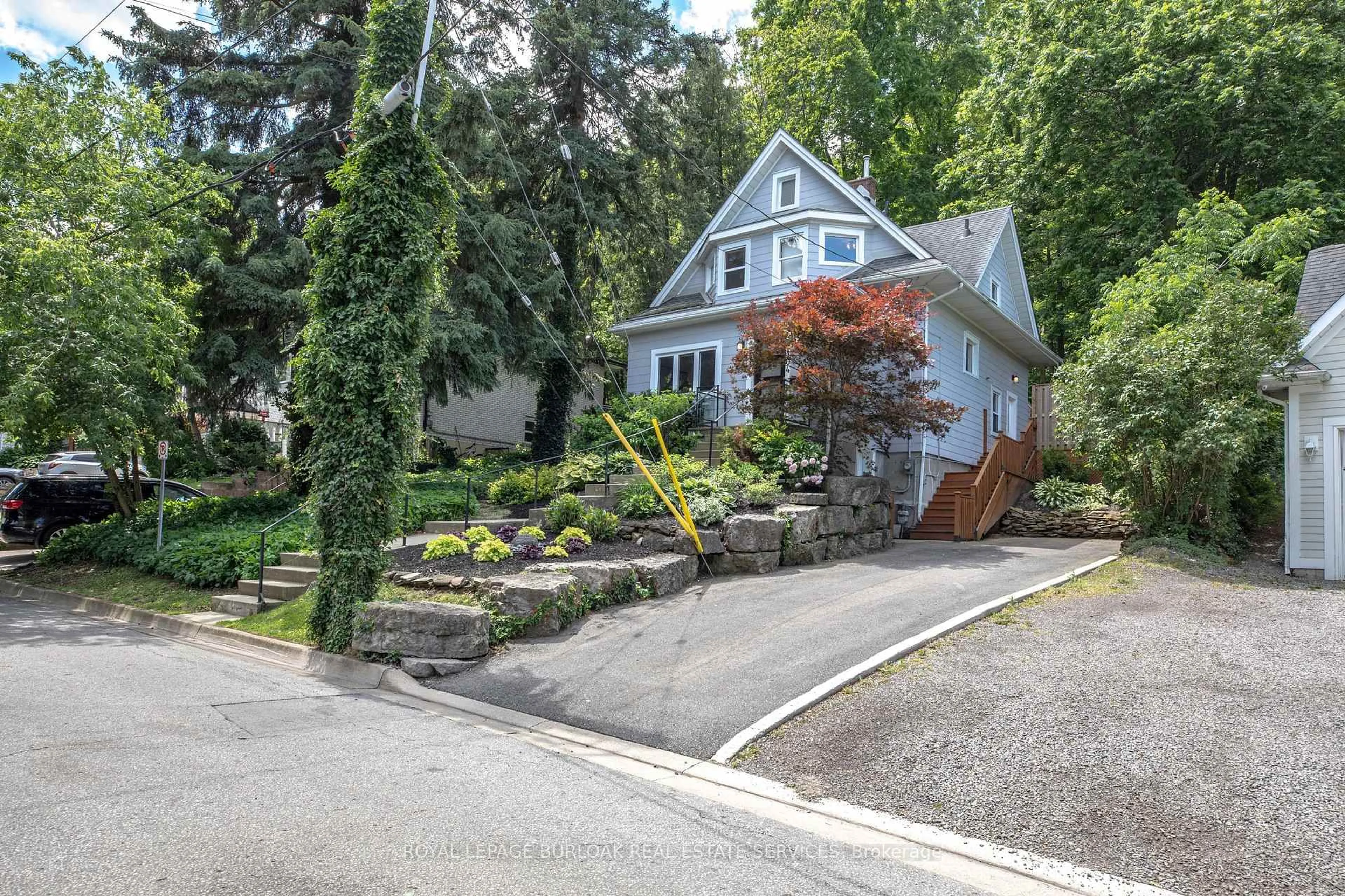 A pic from outside/outdoor area/front of a property/back of a property/a pic from drone, street for 104 Gibson St, Grimsby Ontario L3M 1G9