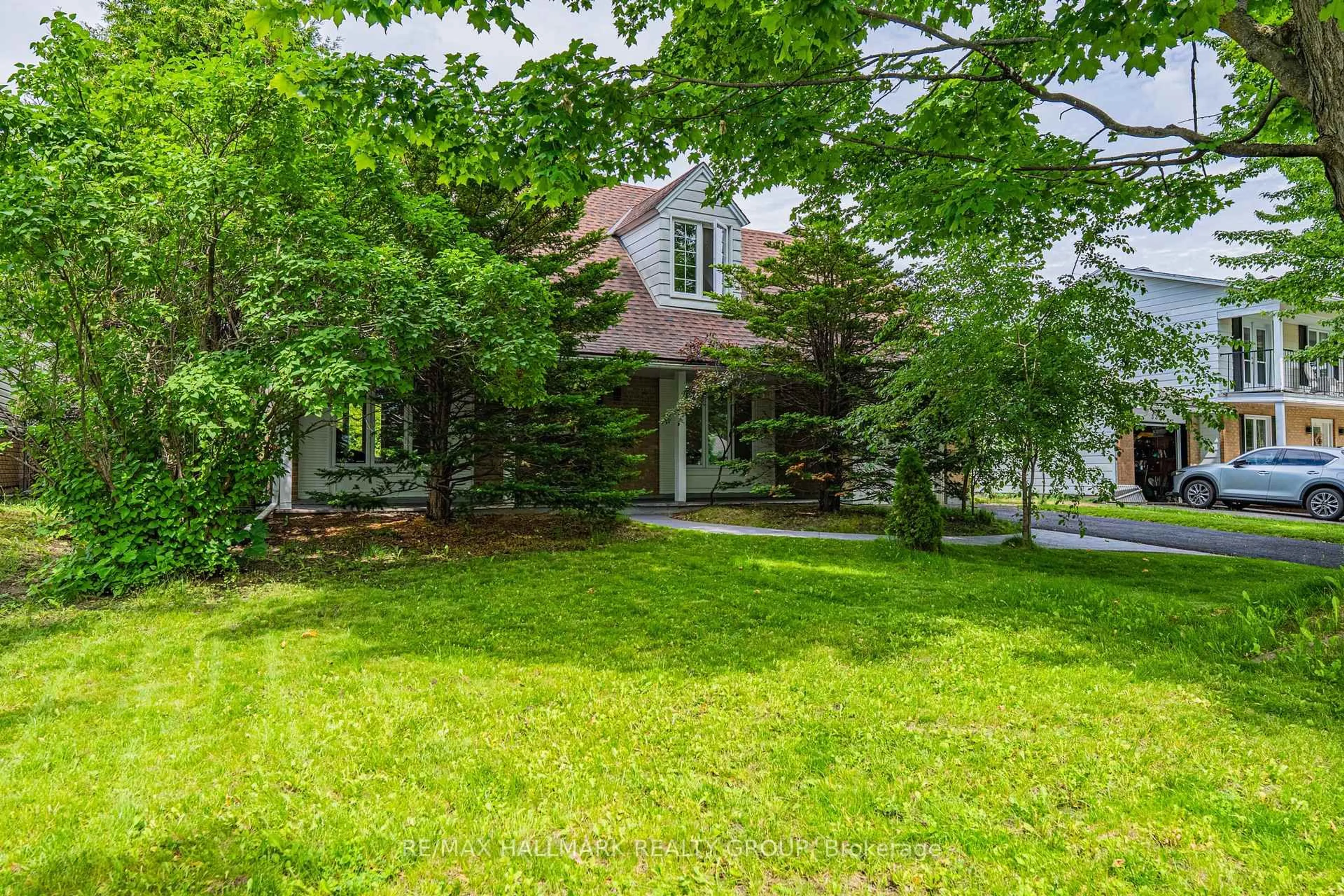 A pic from outside/outdoor area/front of a property/back of a property/a pic from drone, street for 3319 Kodiak St, Ottawa Ontario K1V 7S7