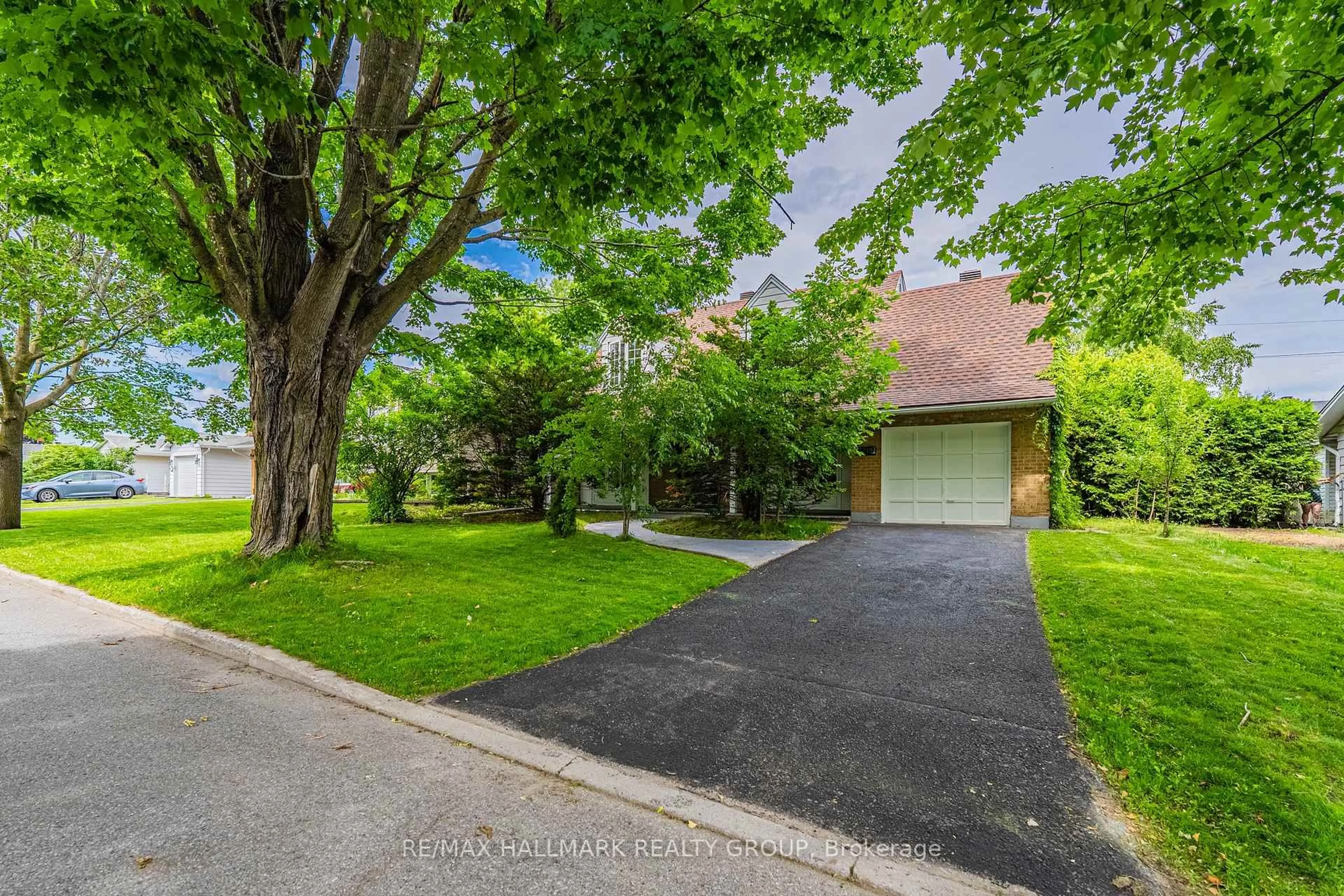 A pic from outside/outdoor area/front of a property/back of a property/a pic from drone, street for 3319 Kodiak St, Ottawa Ontario K1V 7S7
