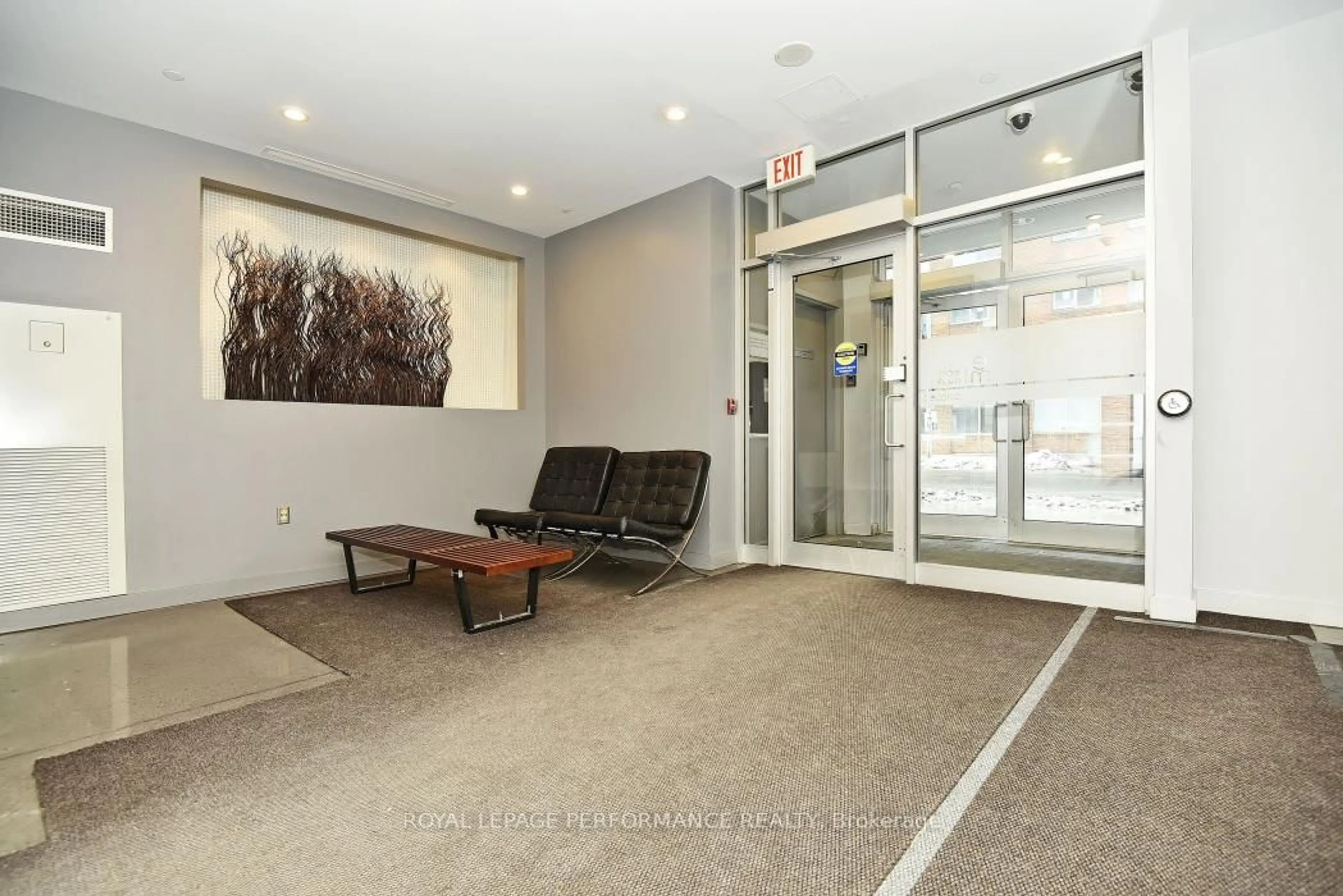 Indoor foyer for 383 cumberland St #706, Ottawa Ontario K1N 1J7