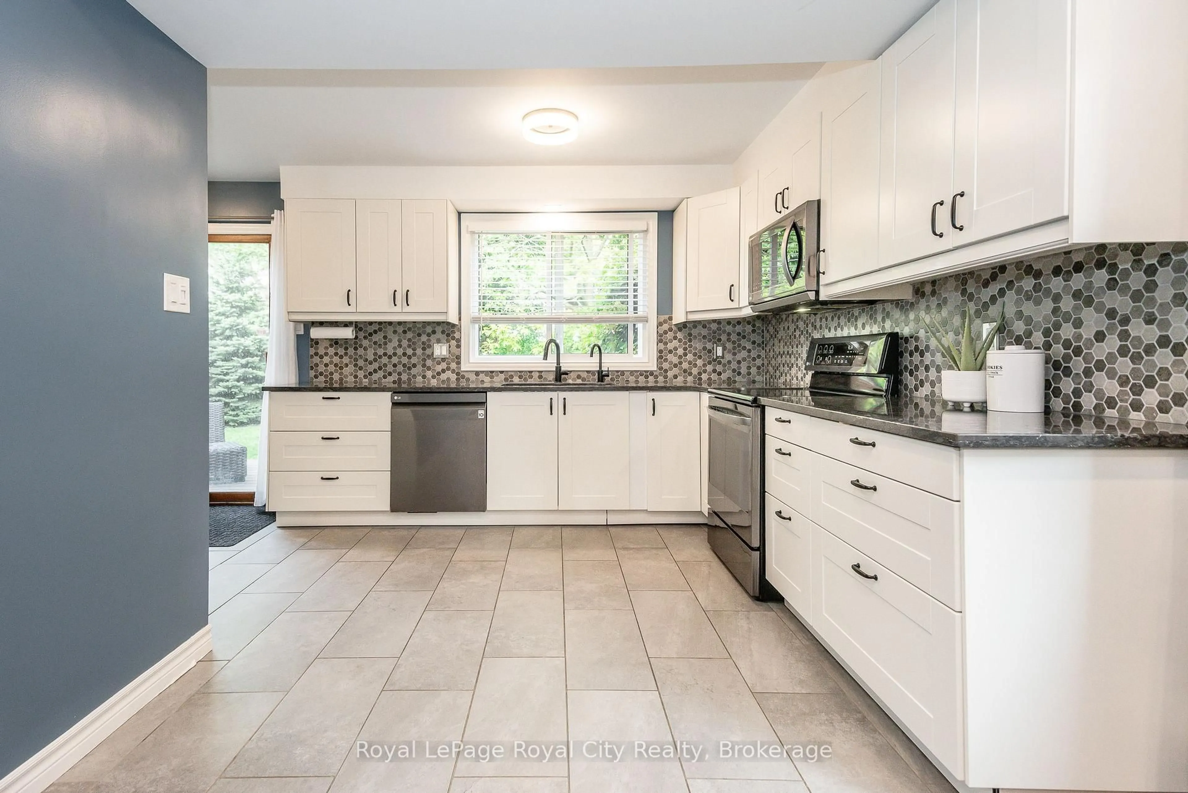 Open concept kitchen, ceramic/tile floor for 236 Ironwood Rd, Guelph Ontario N1G 3G1