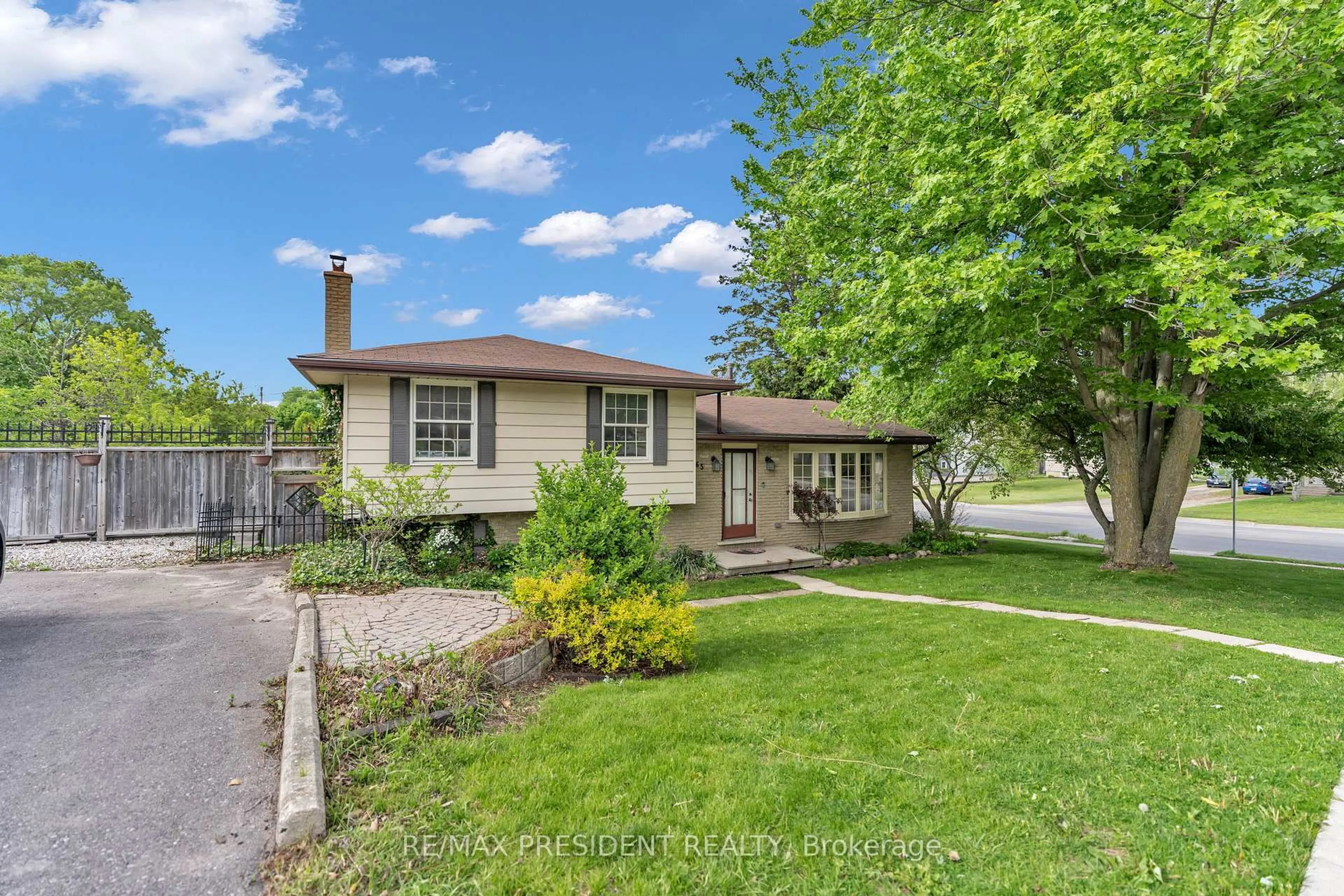 A pic from outside/outdoor area/front of a property/back of a property/a pic from drone, street for 265 Catharine St, Woodstock Ontario N4S 2L1