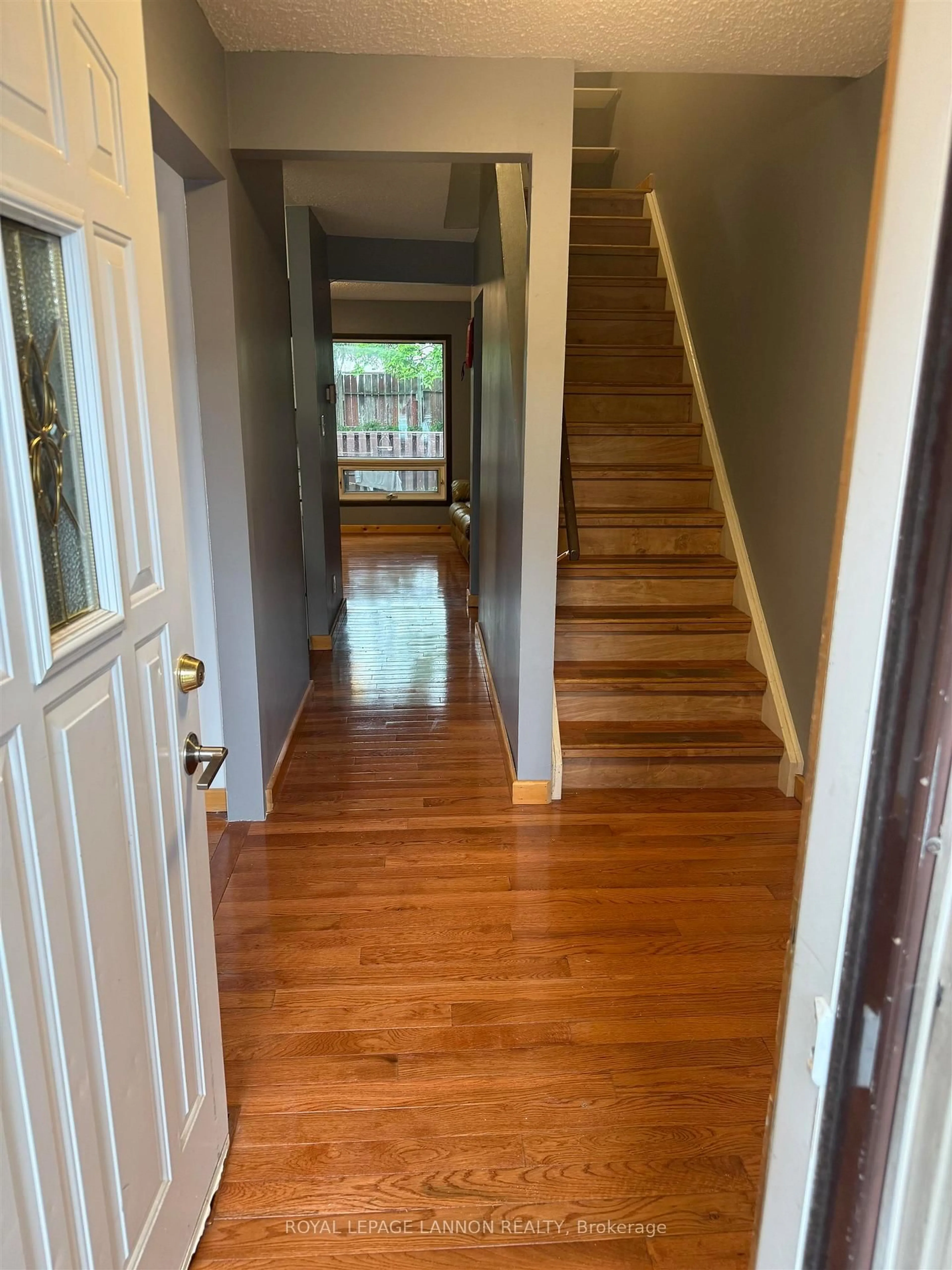 Indoor entryway for 206 Varsity Place, Thunder Bay Ontario P7B 5N7