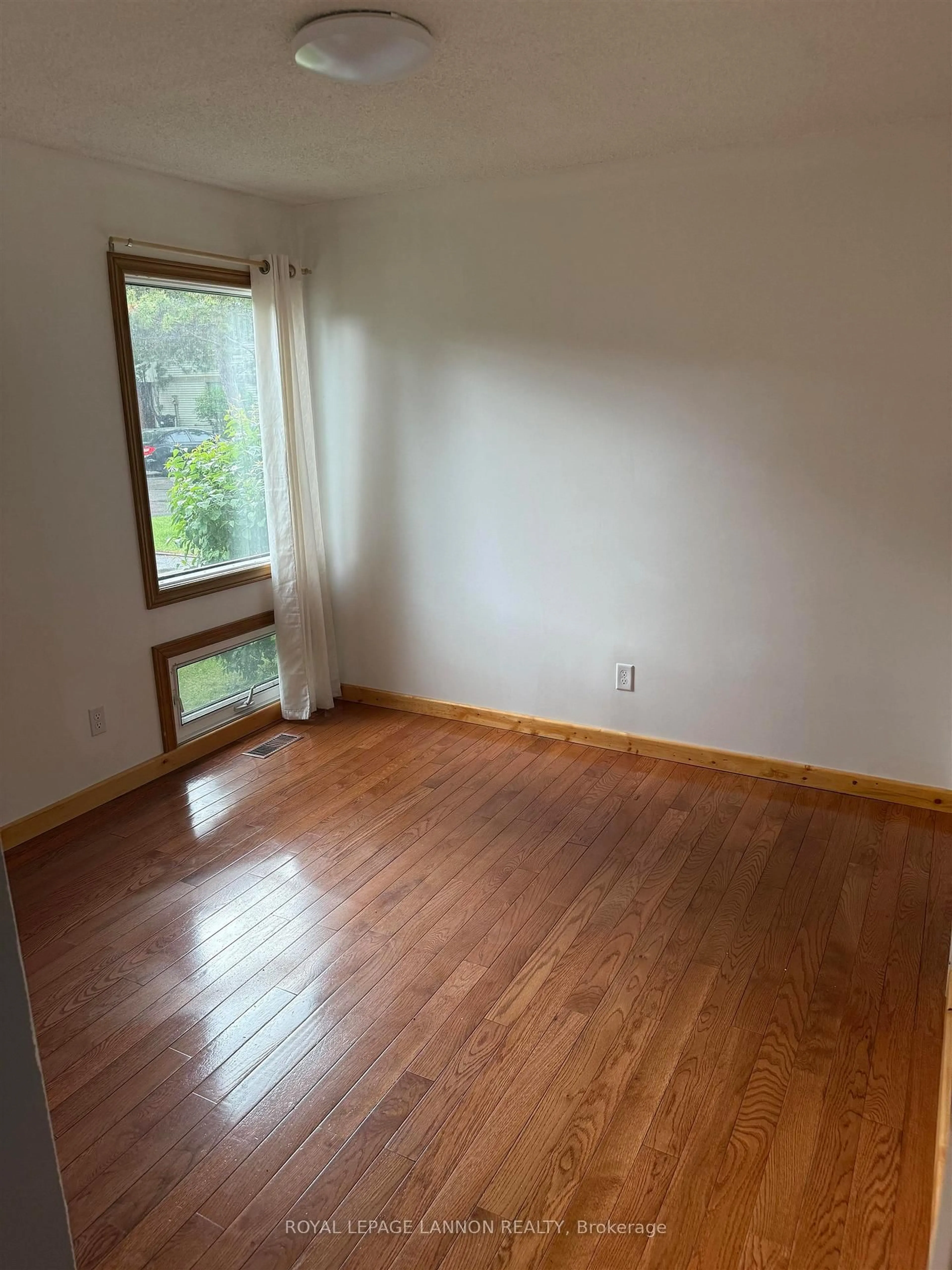 A pic of a room for 206 Varsity Place, Thunder Bay Ontario P7B 5N7