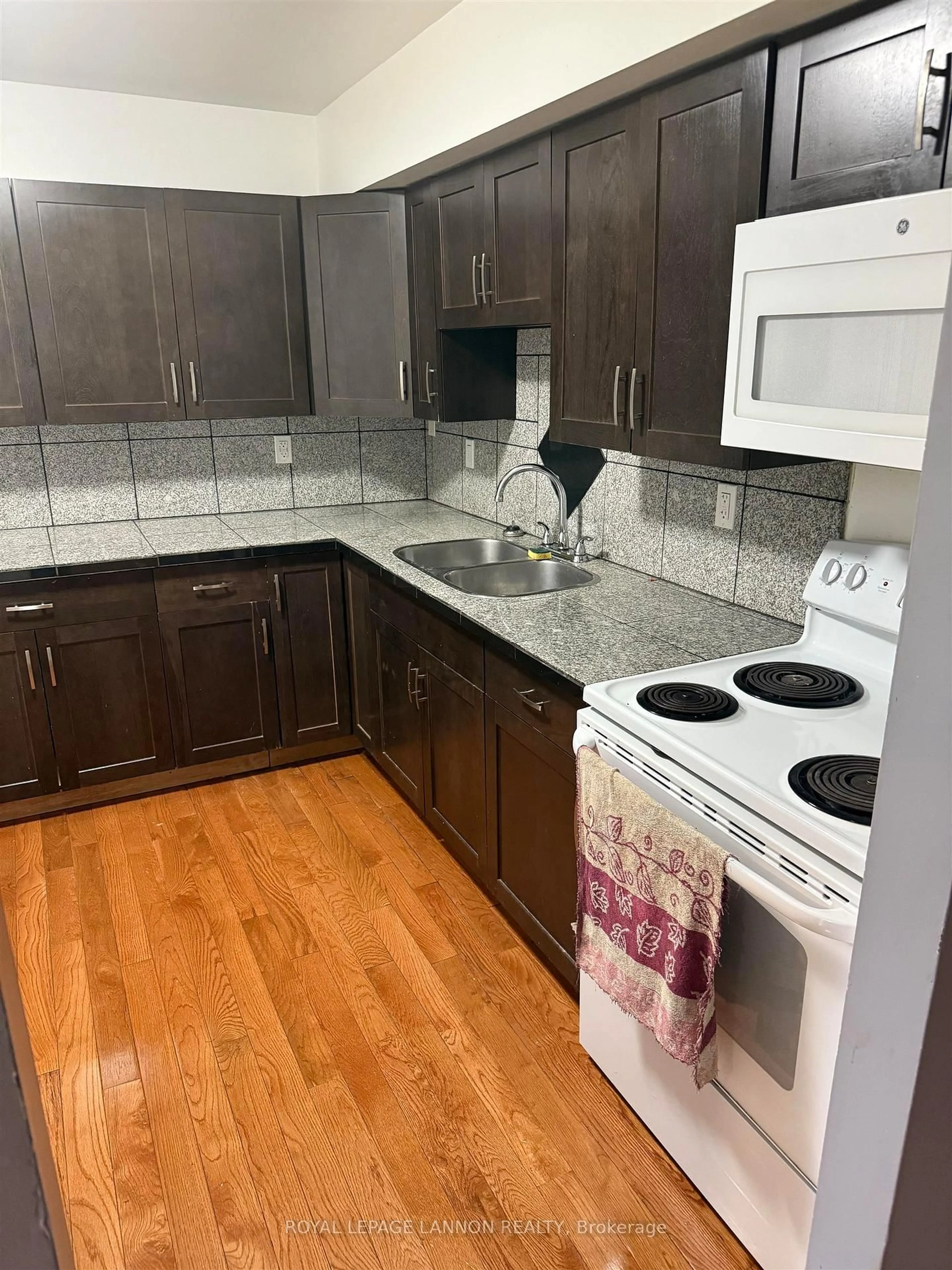 Standard kitchen, unknown for 206 Varsity Place, Thunder Bay Ontario P7B 5N7